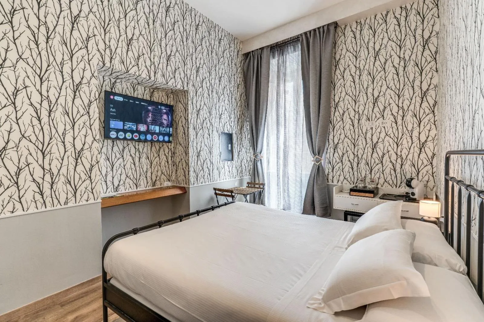 Bedroom, Bed in Magenta Campo dei Fiori