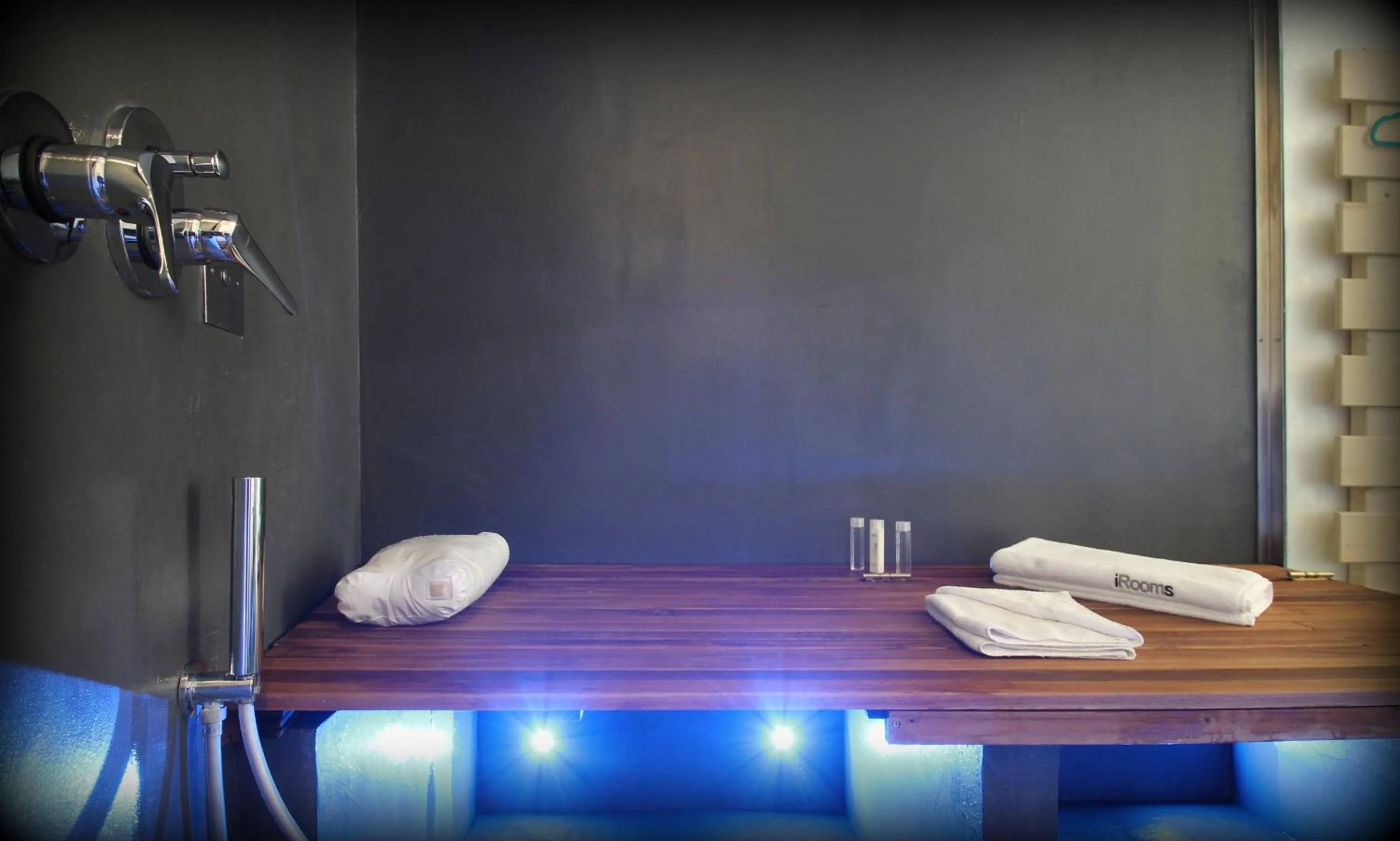 Bathroom in Magenta Campo dei Fiori