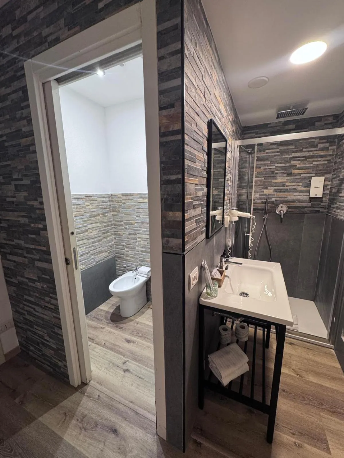 Bathroom in Magenta Campo dei Fiori