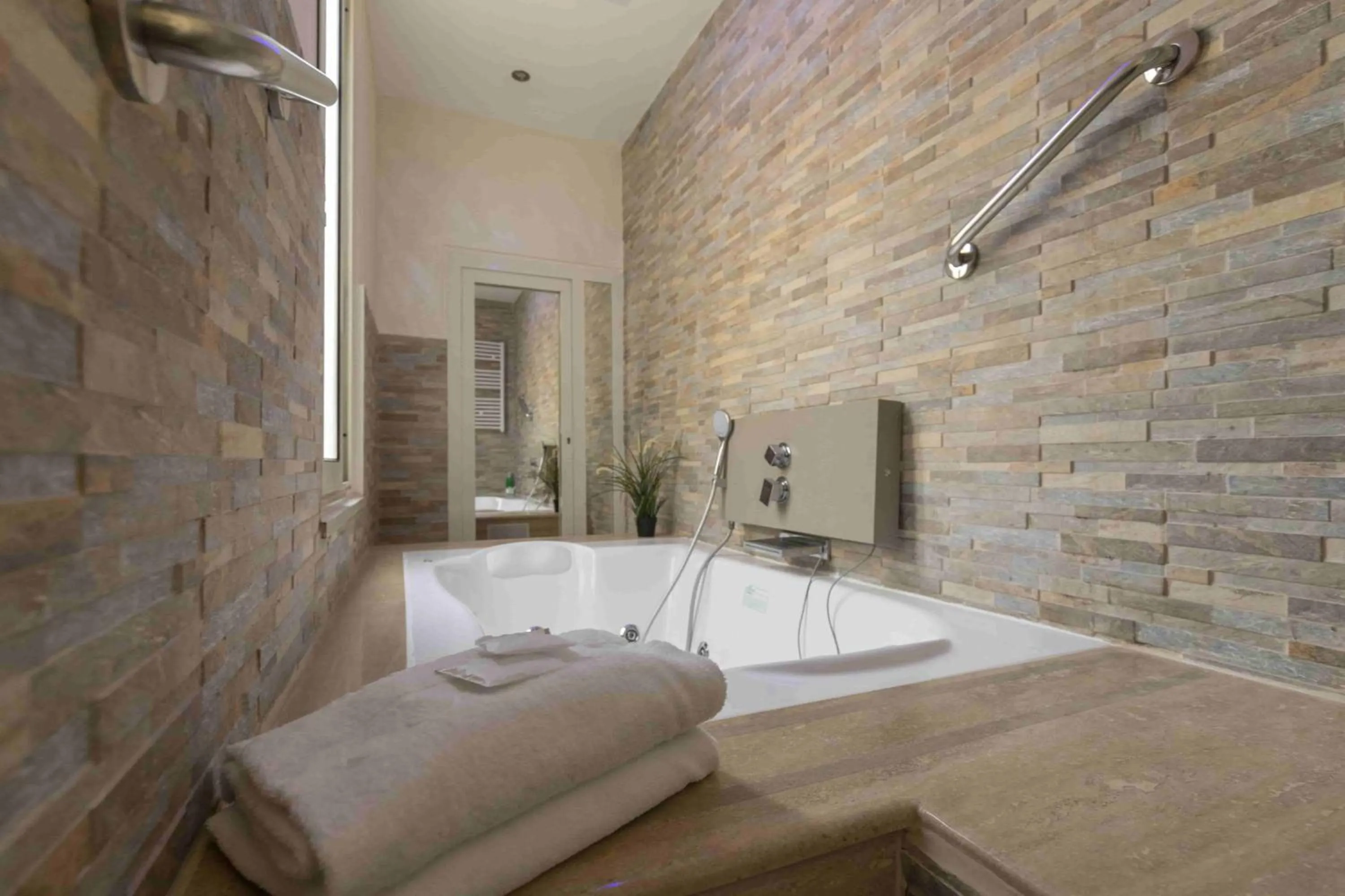 Hot Tub, Bed in Magenta Campo dei Fiori