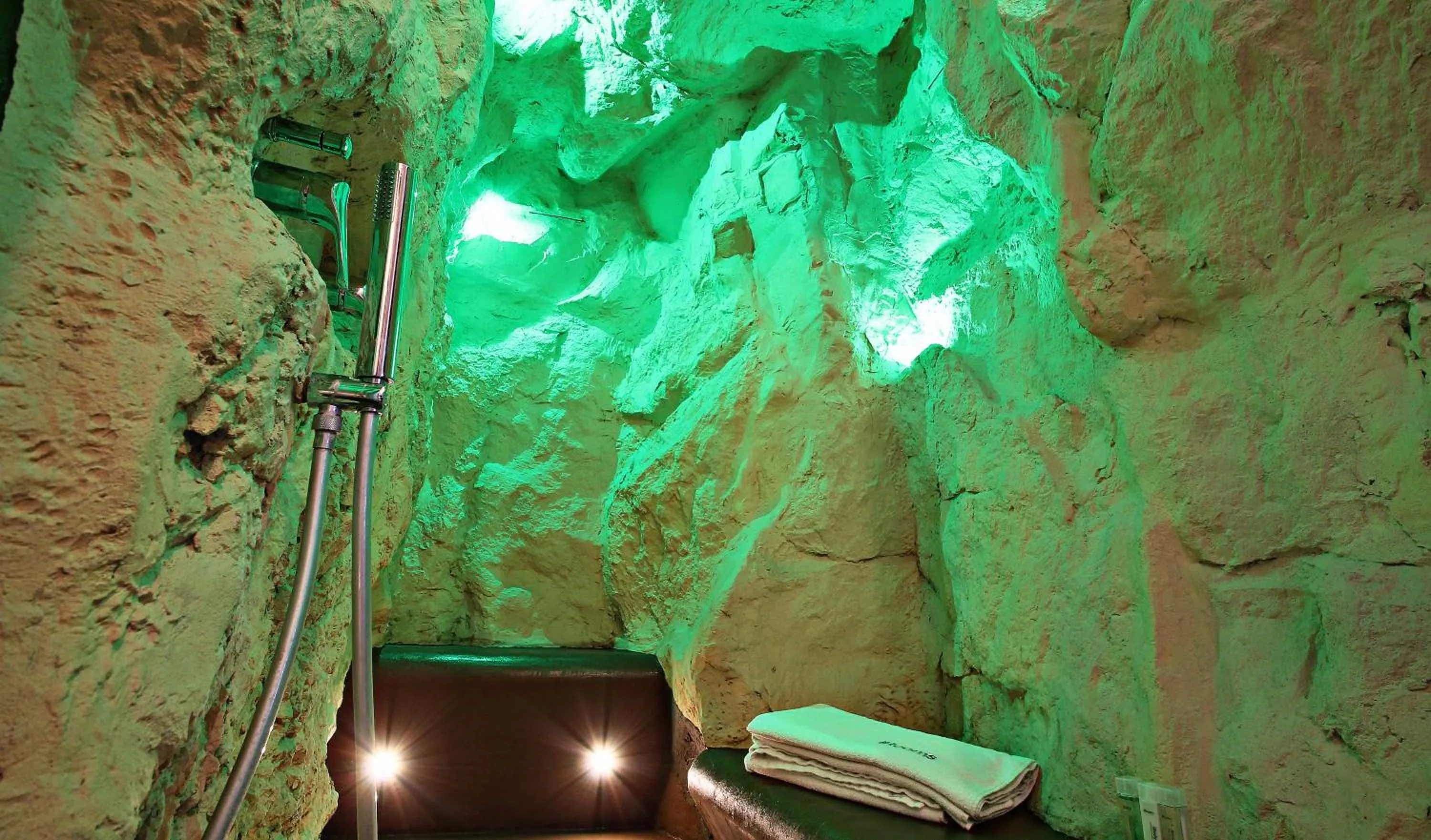 Bathroom in Magenta Campo dei Fiori