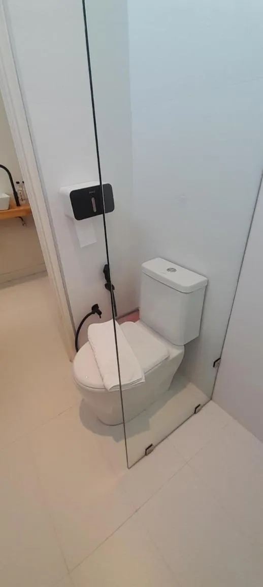 Toilet in To The Moon Guesthouse