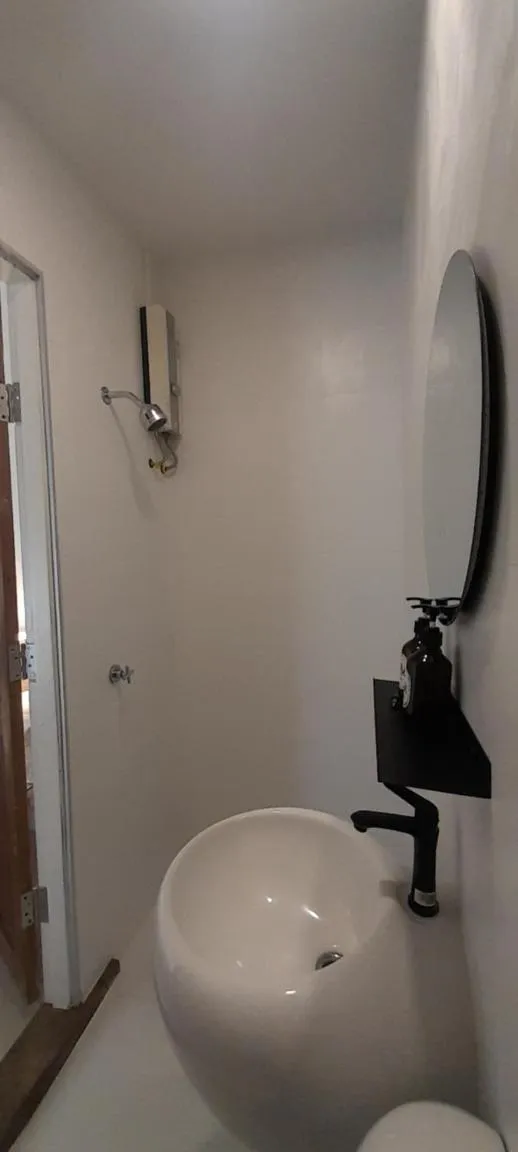 Shower in To The Moon Guesthouse