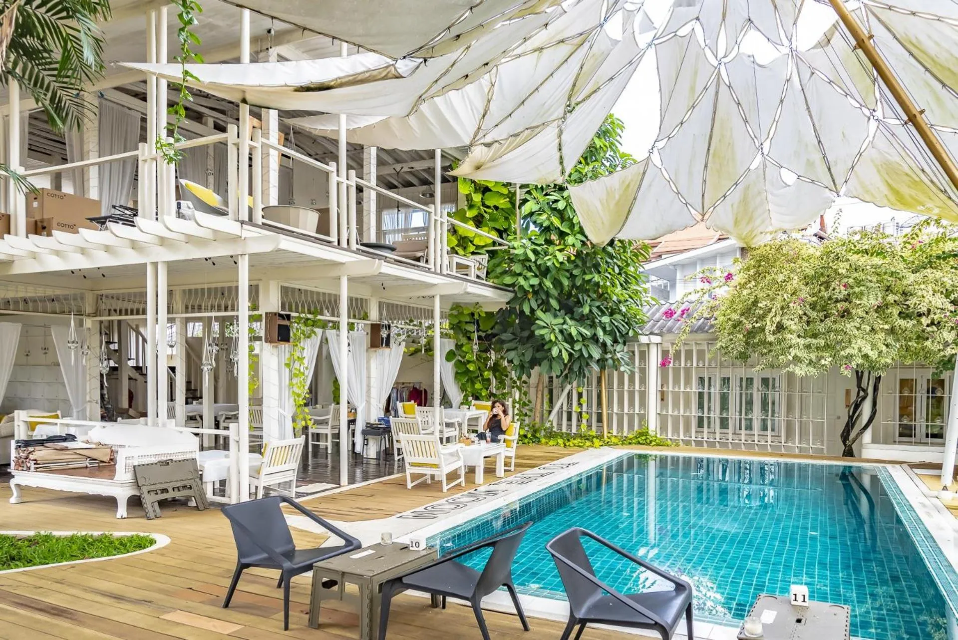 Day in To The Moon Guesthouse