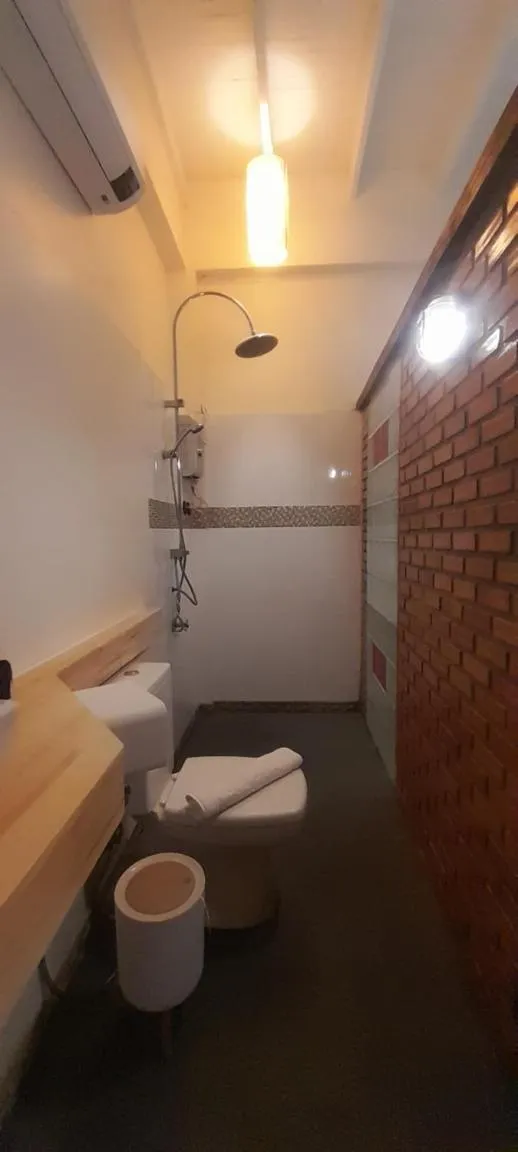 Shower in To The Moon Guesthouse