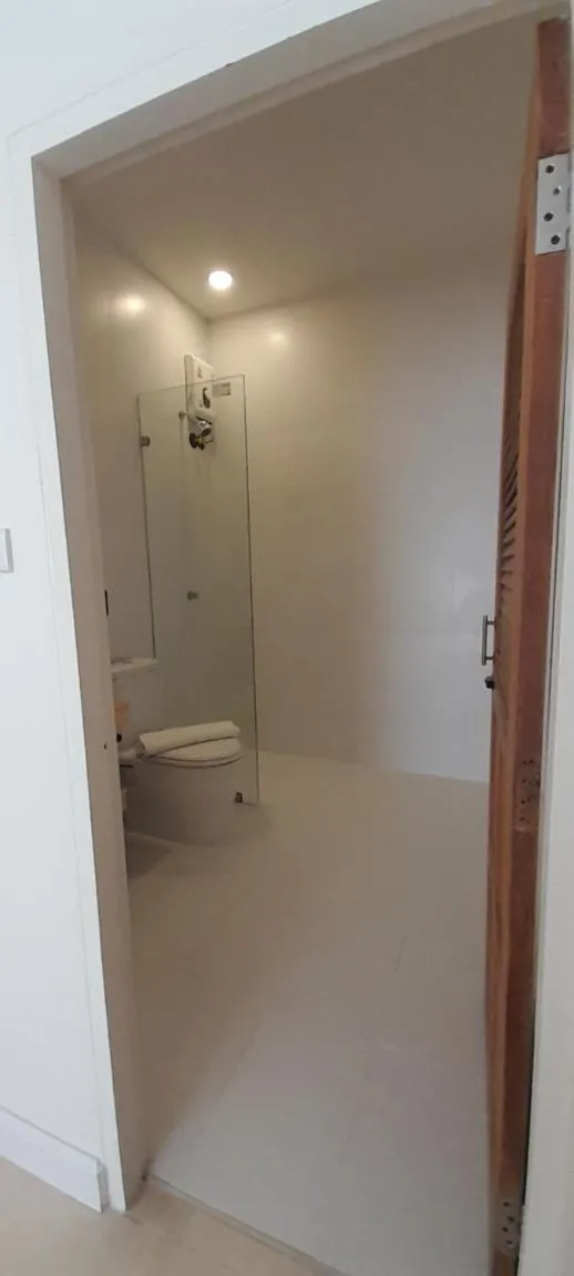 Shower in To The Moon Guesthouse