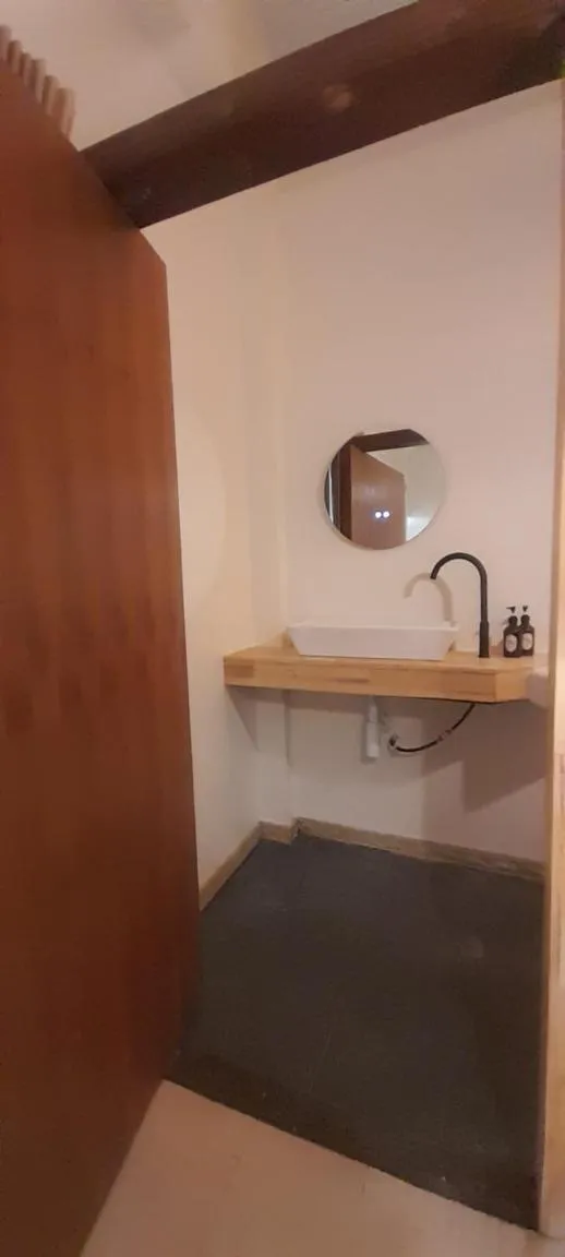 Shower in To The Moon Guesthouse