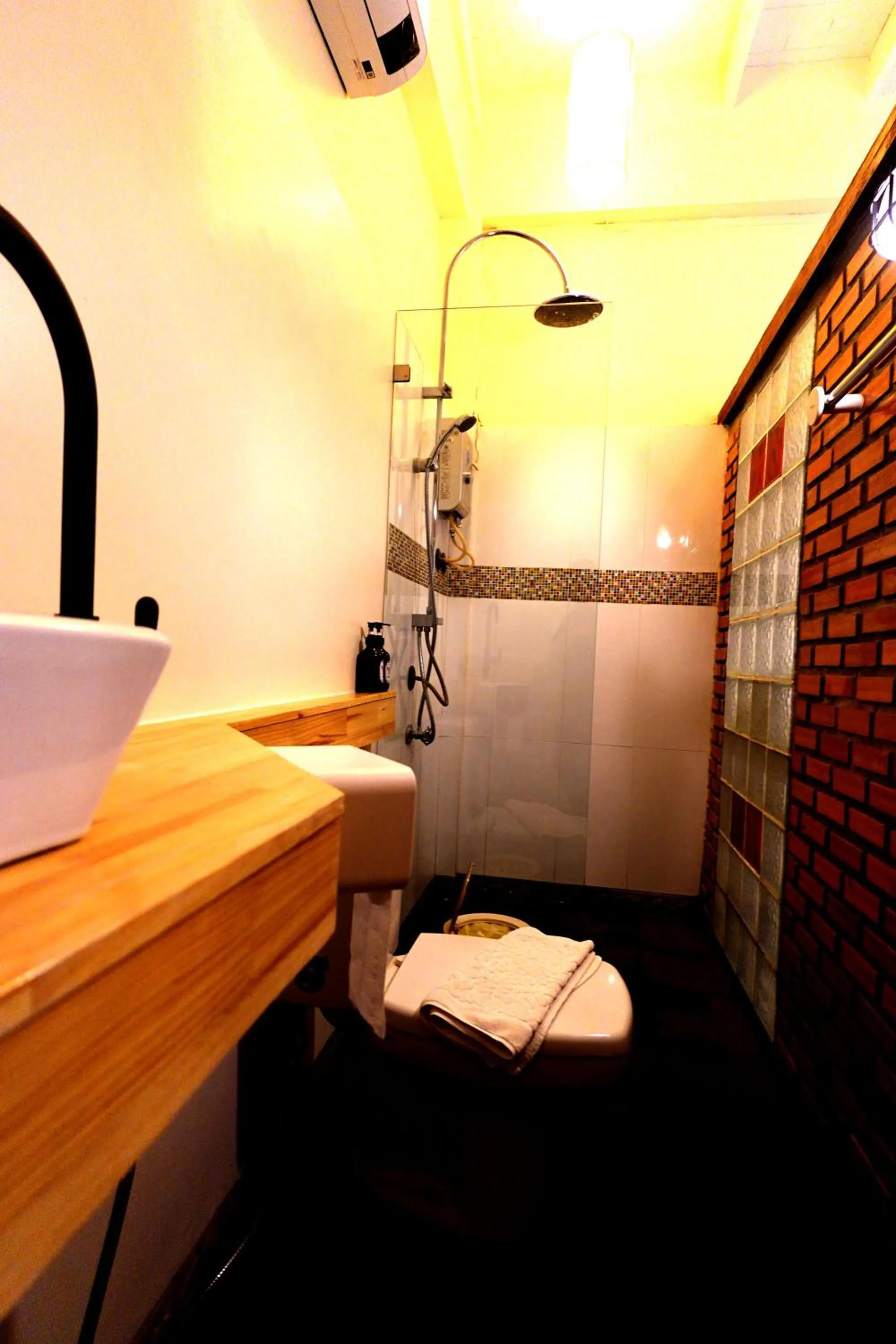 Shower in To The Moon Guesthouse