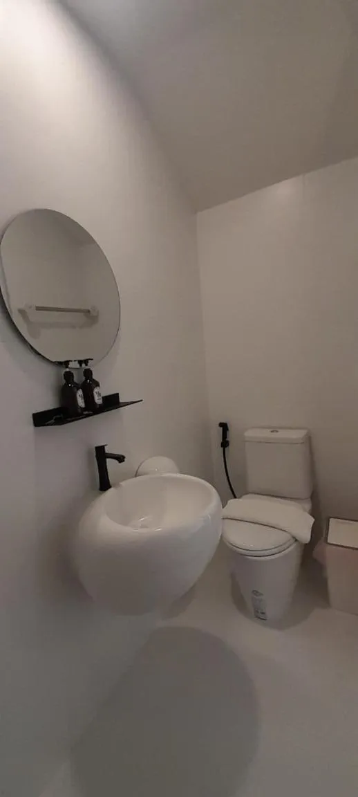 Shower in To The Moon Guesthouse