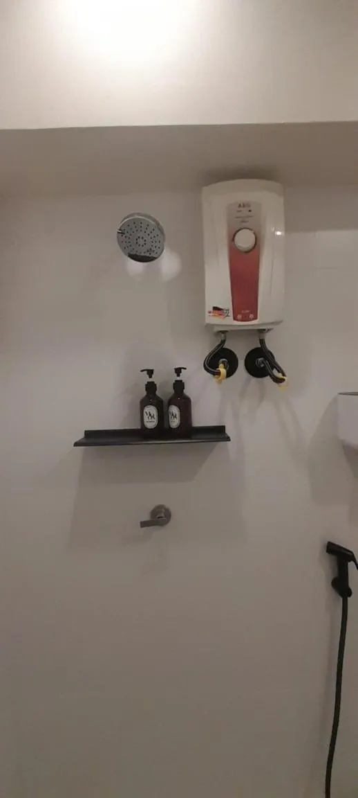 Shower in To The Moon Guesthouse