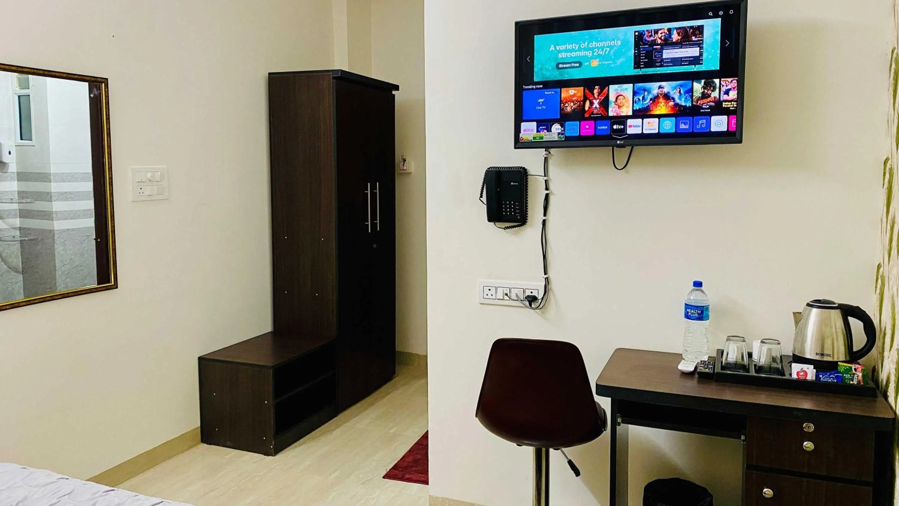 Communal lounge/ TV room, Bed in Hotel Regency