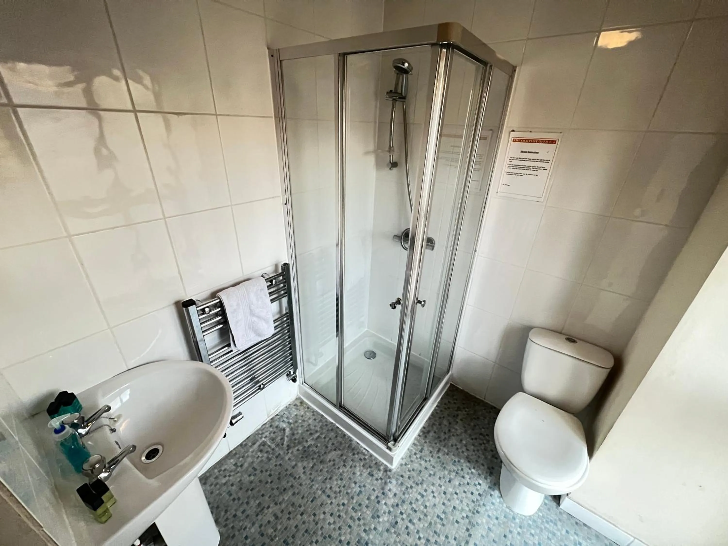 Shower in The Old Post Office Public House & Hotel