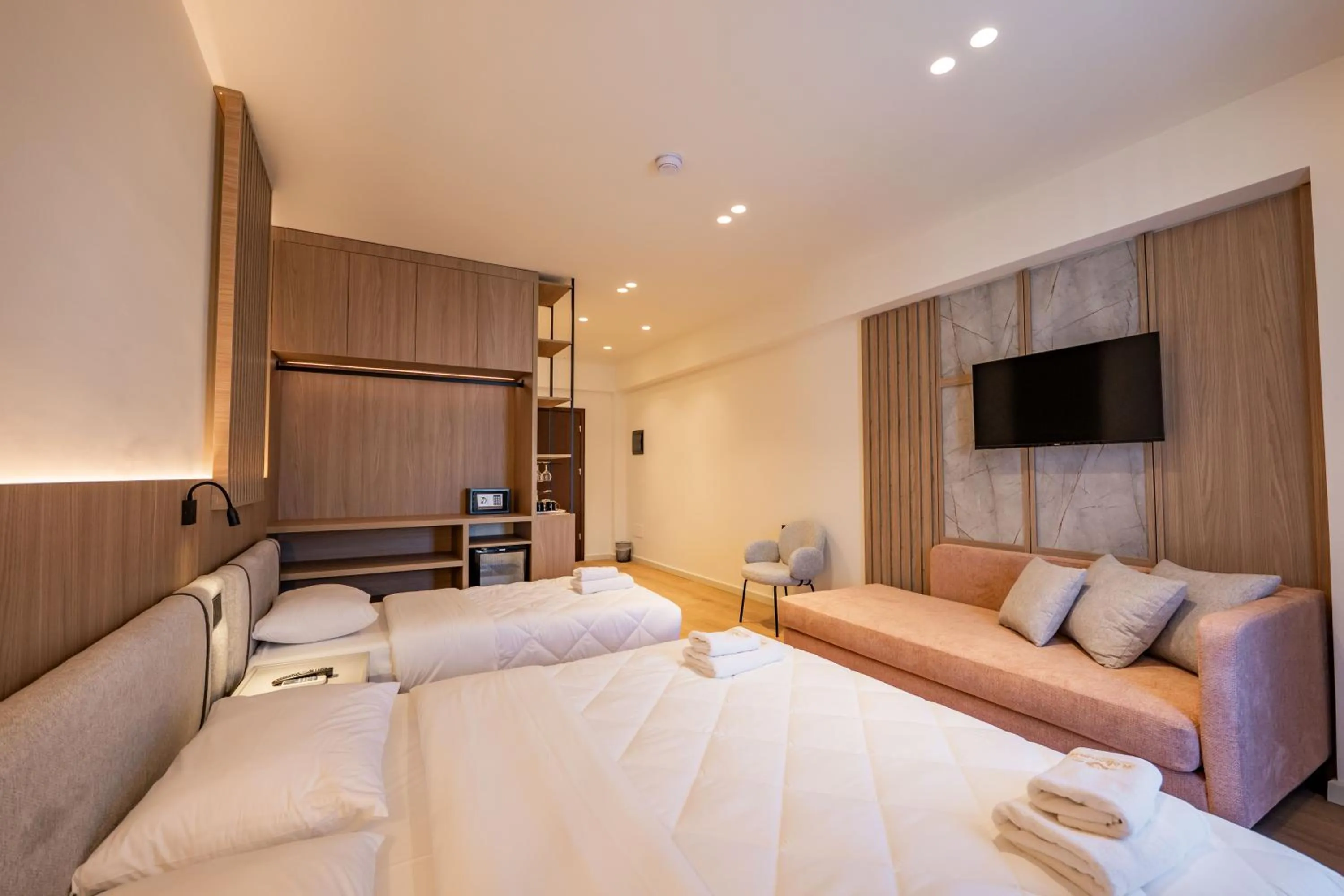 Communal lounge/ TV room, Bed in Heksamil Hotel