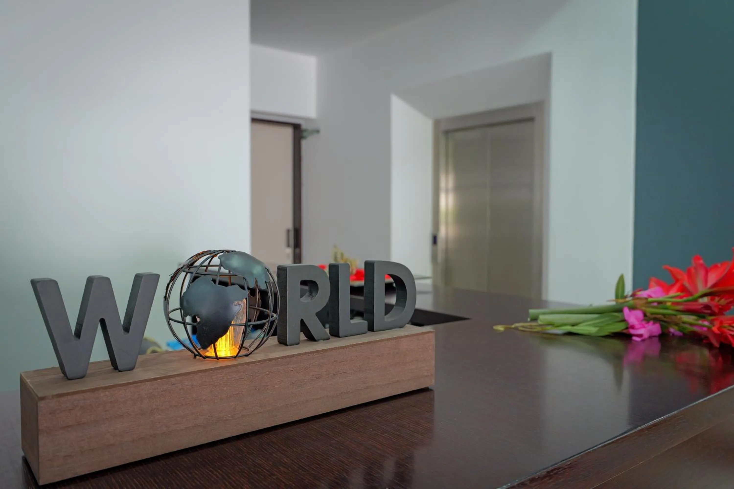 Text overlay in Heksamil Hotel