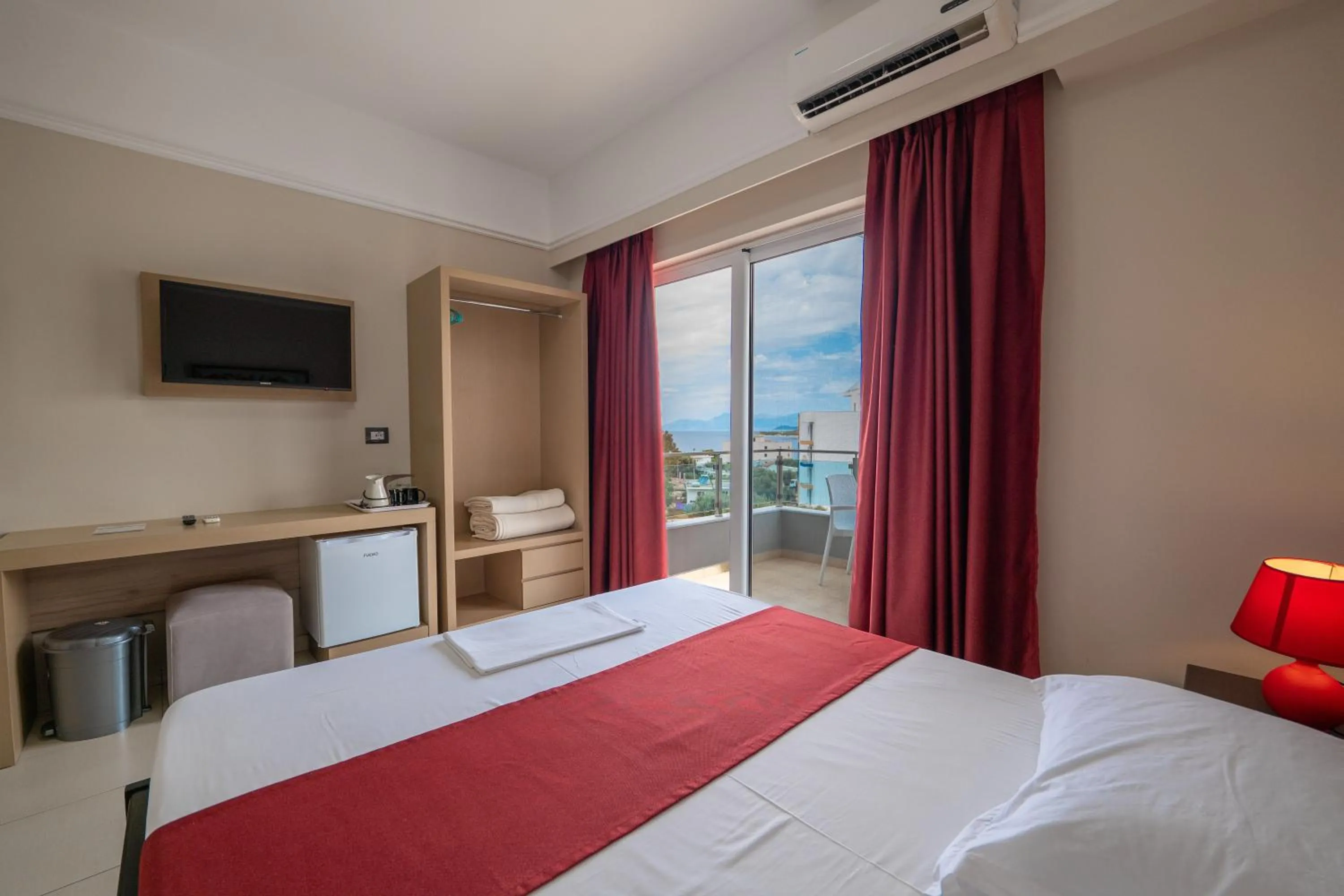 Communal lounge/ TV room, Bed in Heksamil Hotel