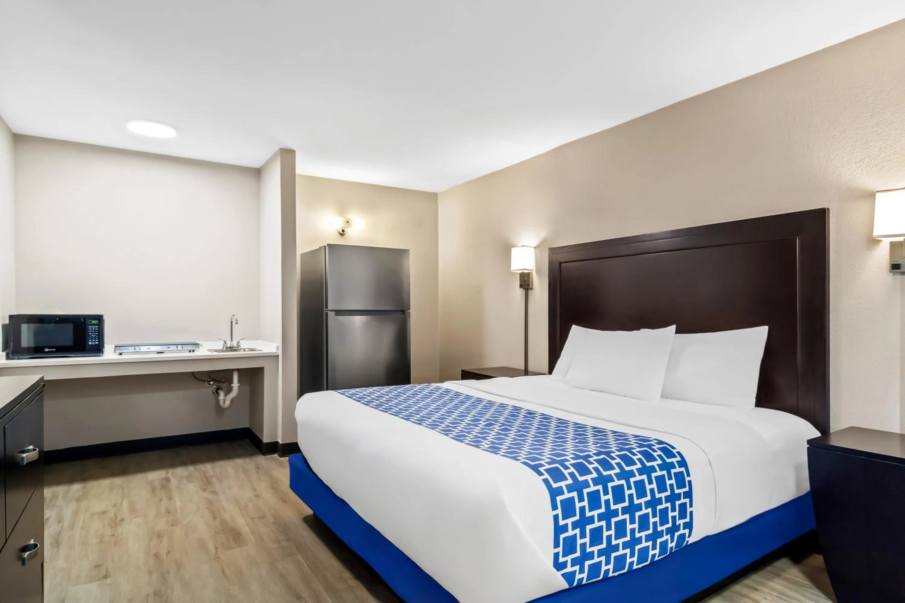 Bedroom, Bed in Suburban Studios