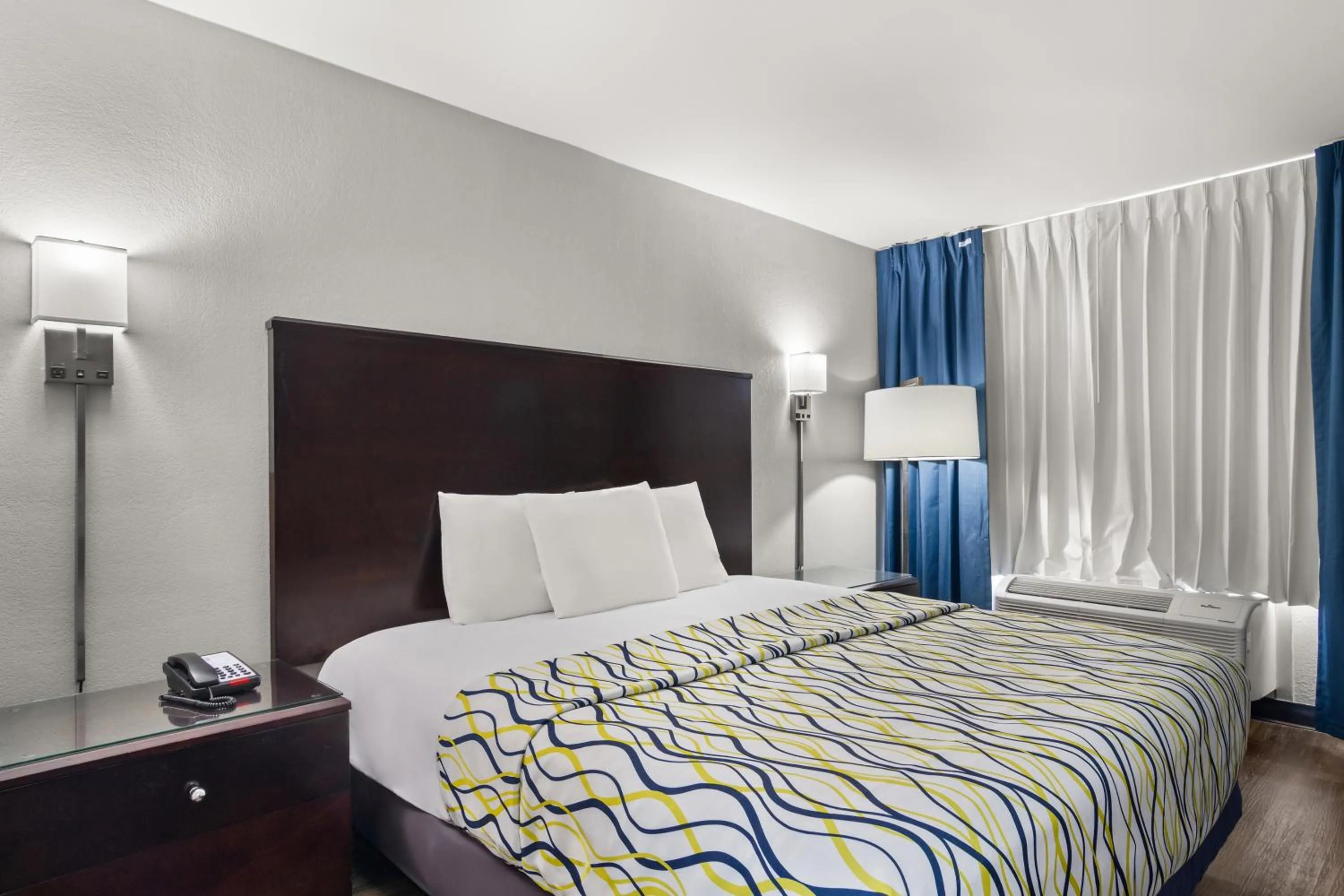 Bedroom, Bed in Suburban Studios