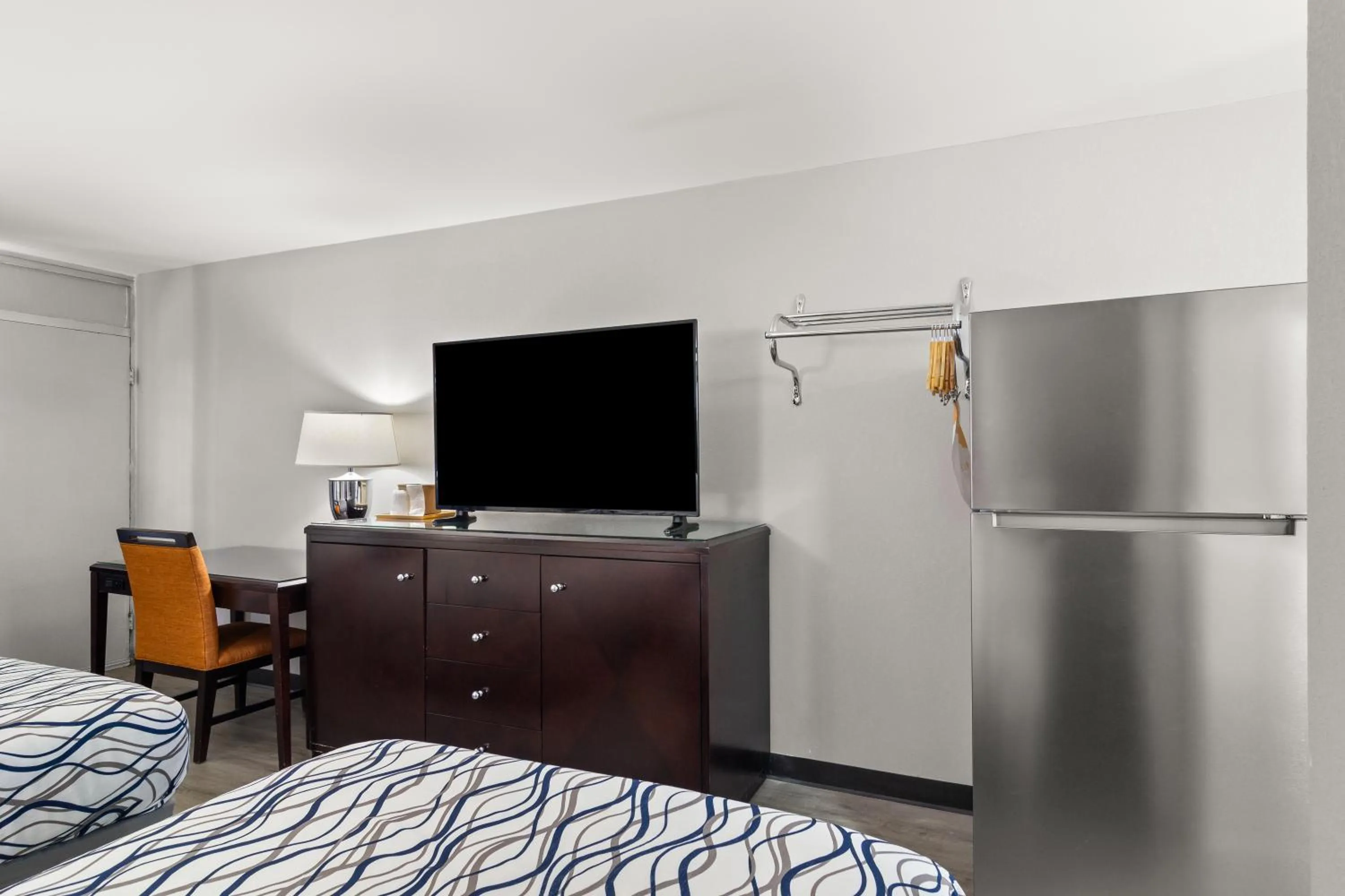 Bedroom, Bed in Suburban Studios