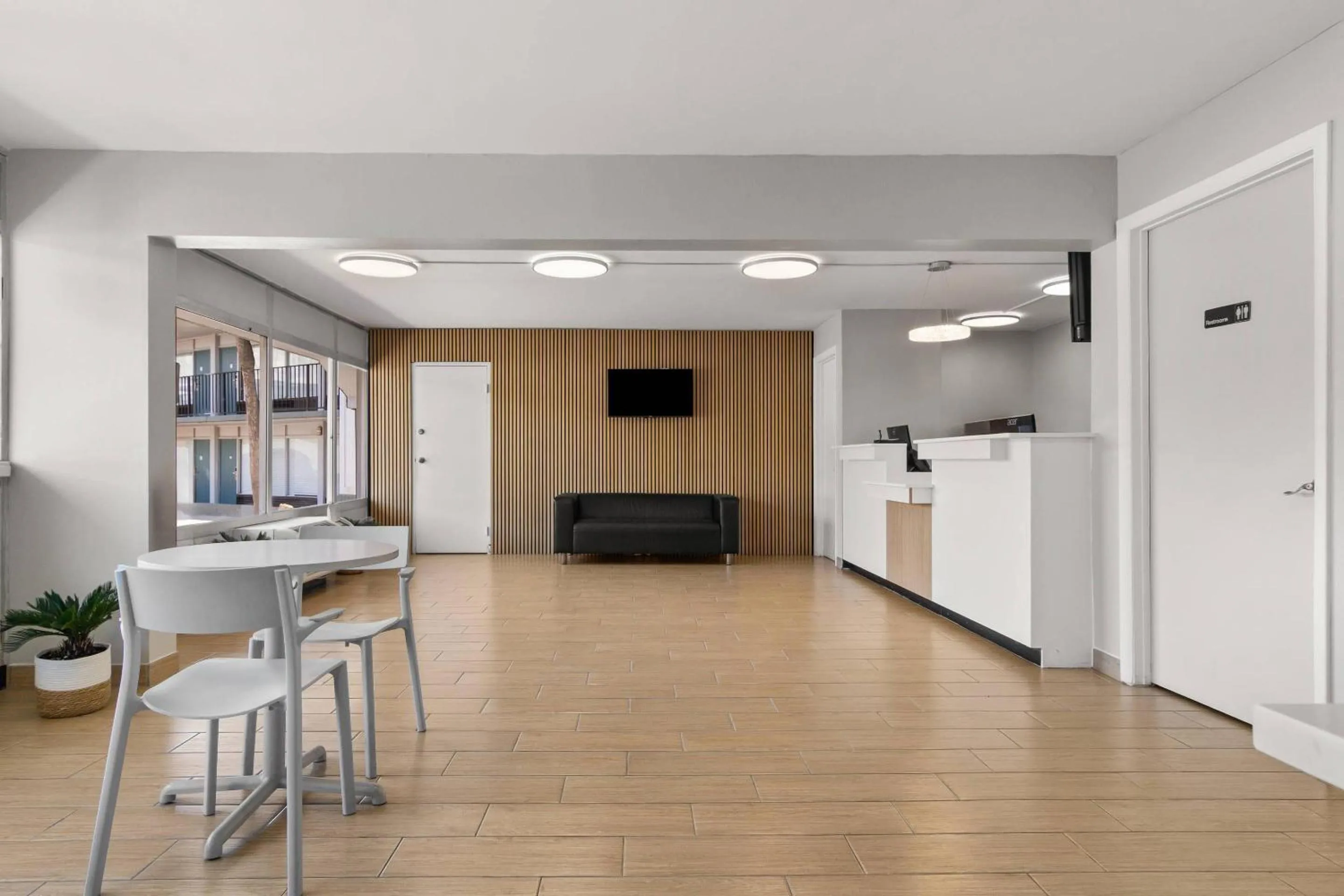 Lobby or reception in Suburban Studios Orange Park - Jacksonville near Naval Air Station