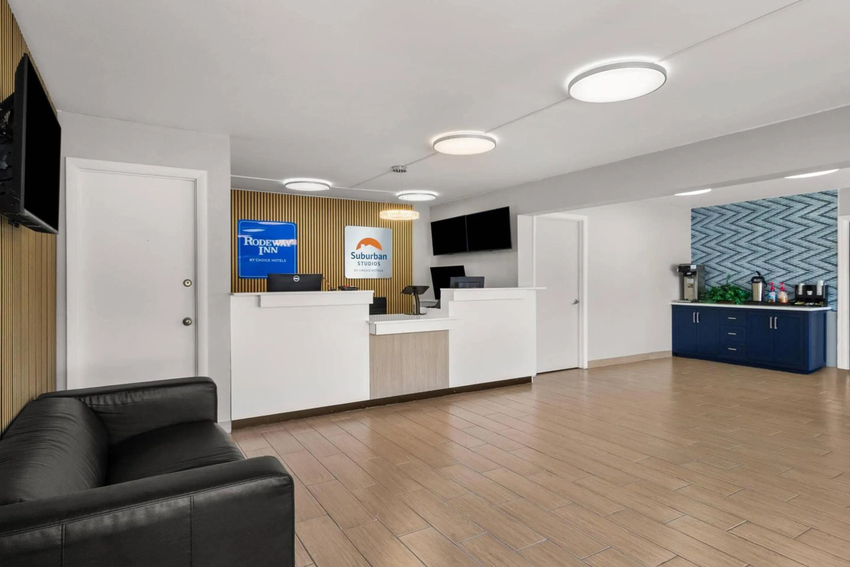 Lobby or reception in Suburban Studios Orange Park - Jacksonville near Naval Air Station