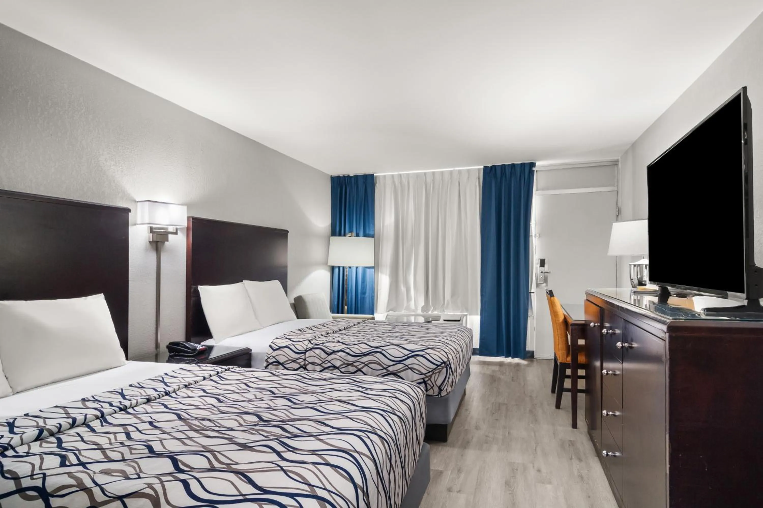 Bedroom, Bed in Suburban Studios