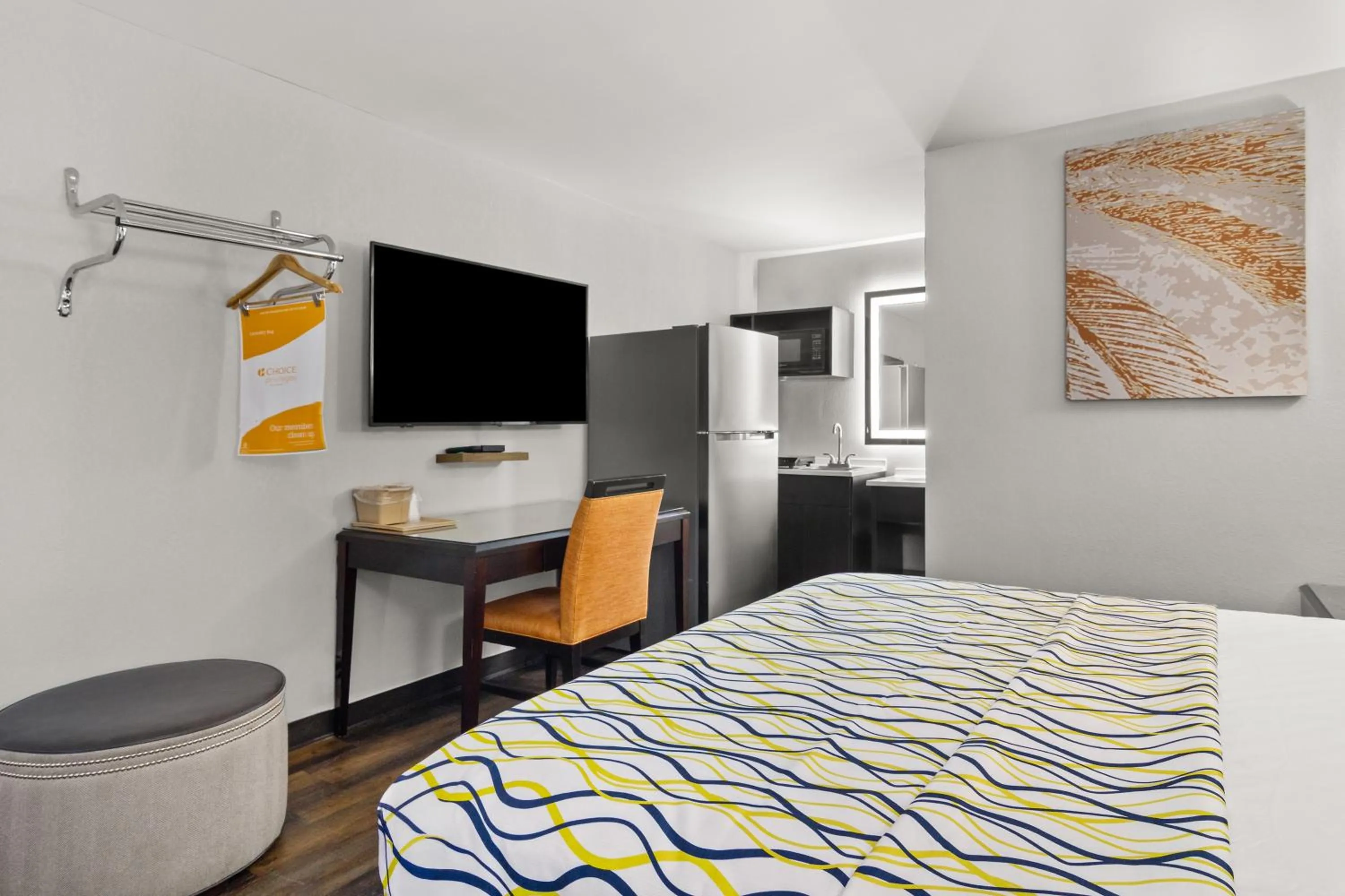 Bedroom, Bed in Suburban Studios