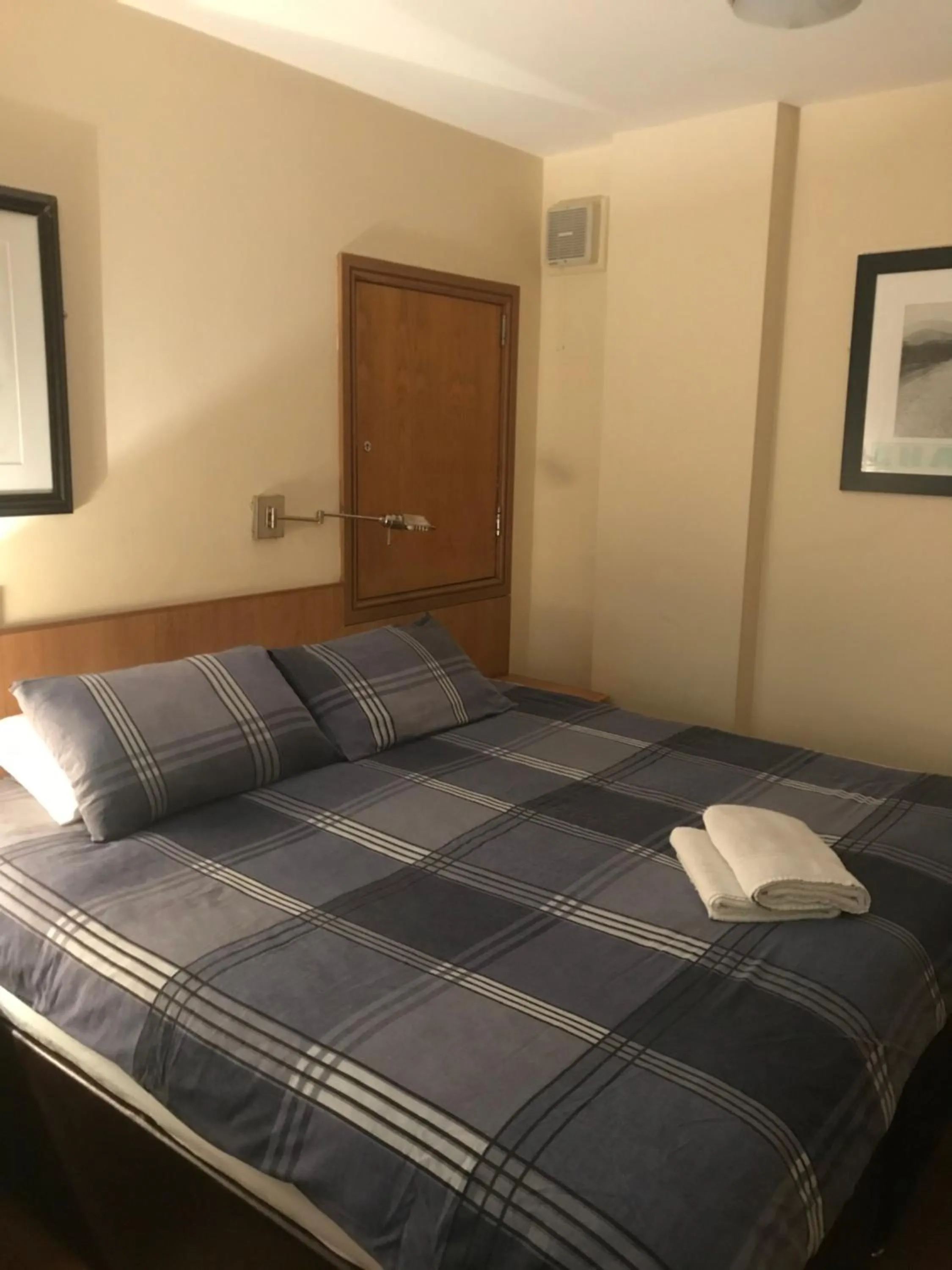 Shanahans B&B with Sports Bar