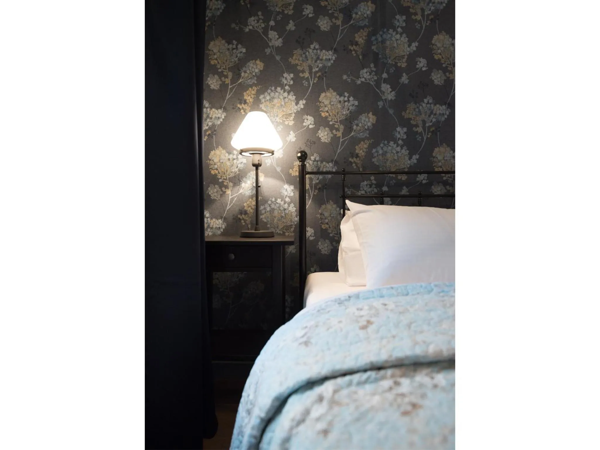 Bedroom, Bed in Too-Good Apartments