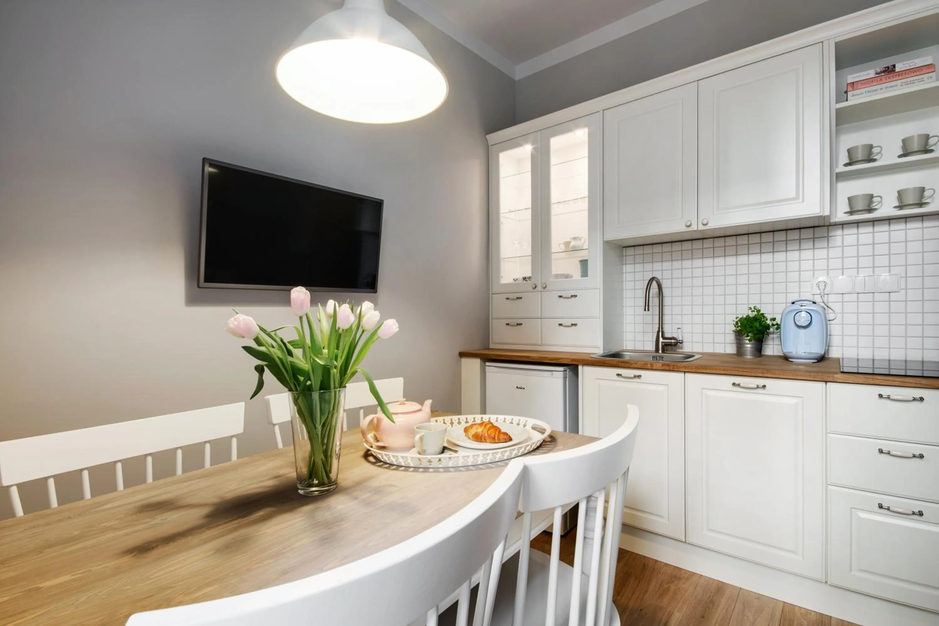 TV and multimedia in Too-Good Apartments