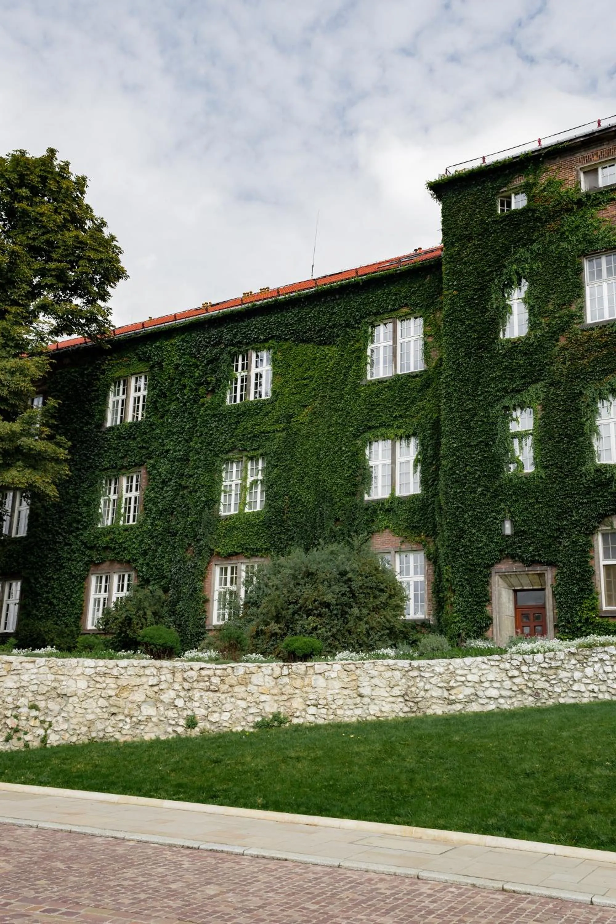 Area and facilities in Too-Good Apartments