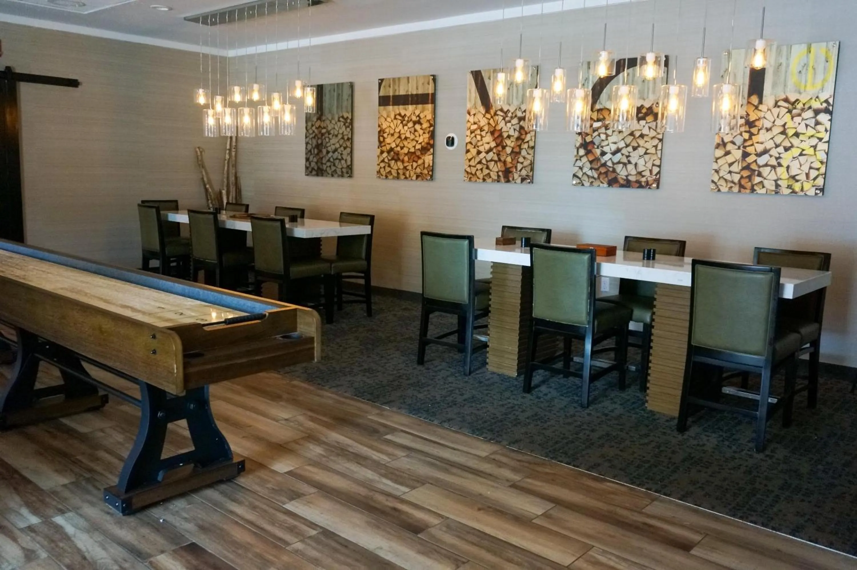 Restaurant/places to eat in DoubleTree by Hilton Neenah