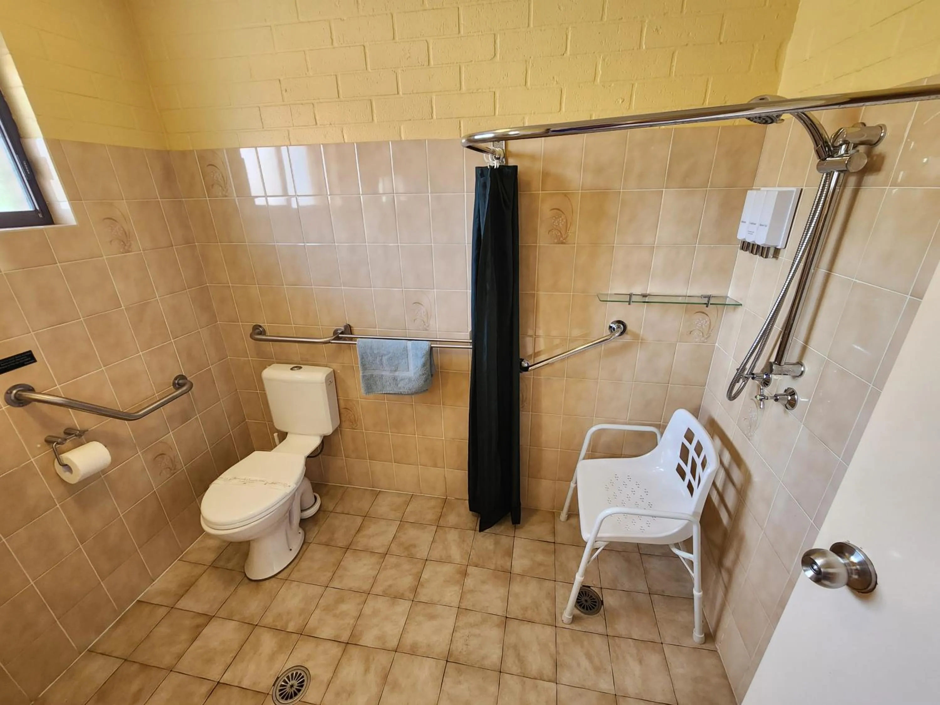 Bathroom in Idlewilde Town & Country Motor Inn