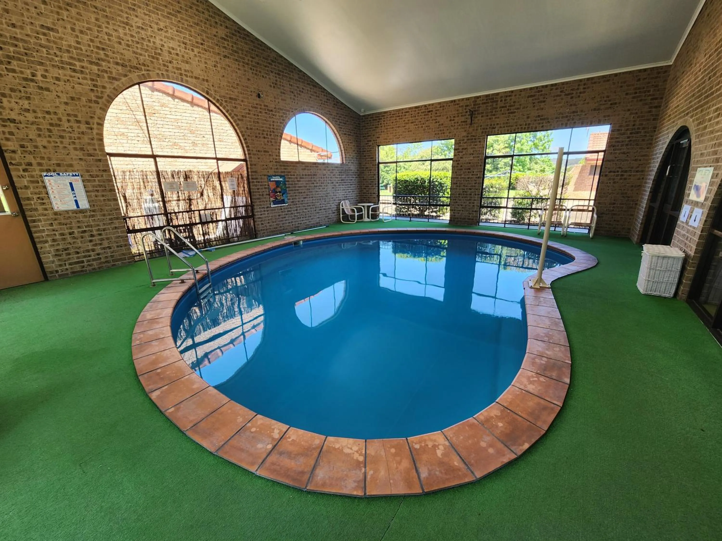 Swimming pool in Idlewilde Town & Country Motor Inn