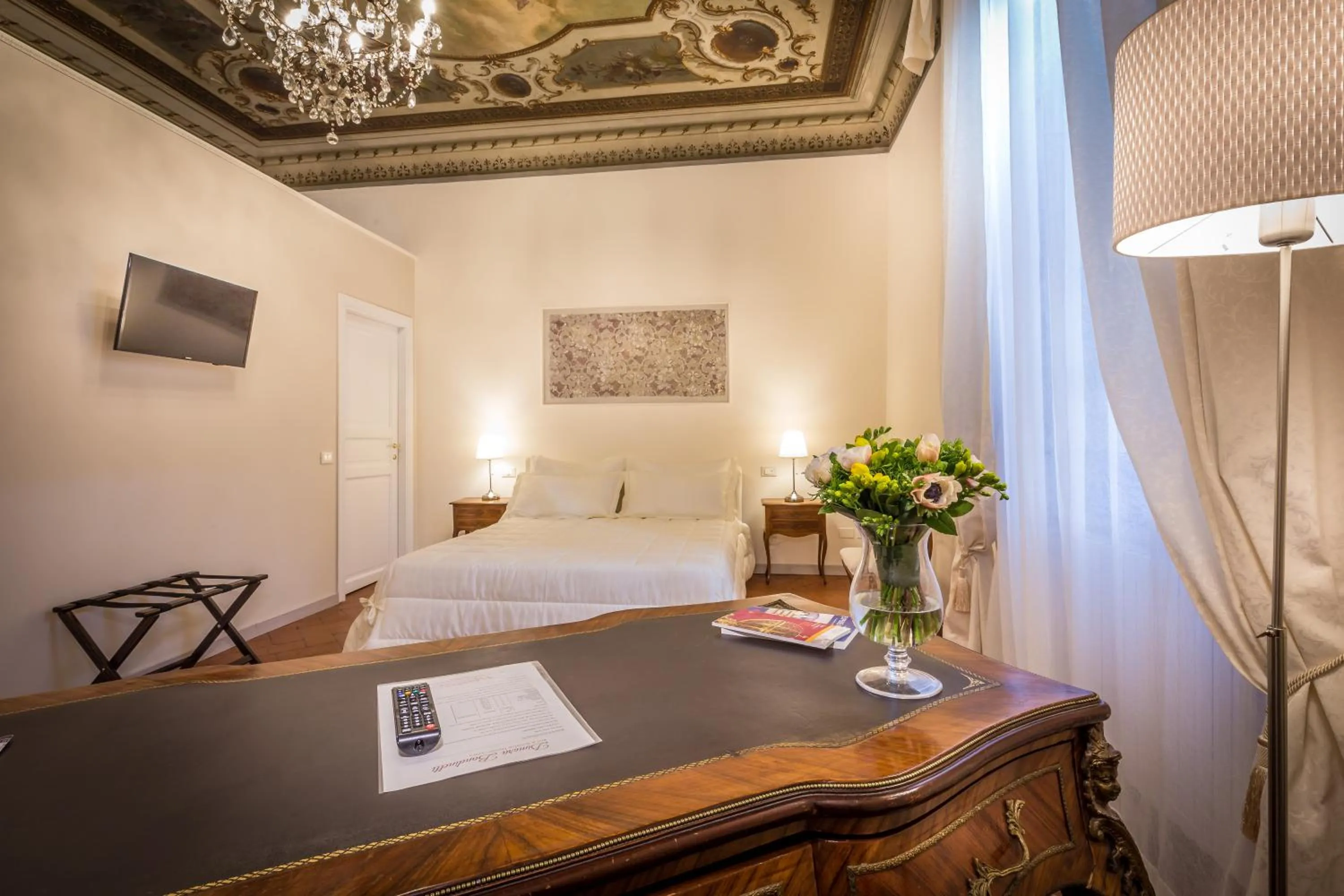 Photo of the whole room, Bed in Dimora Bandinelli