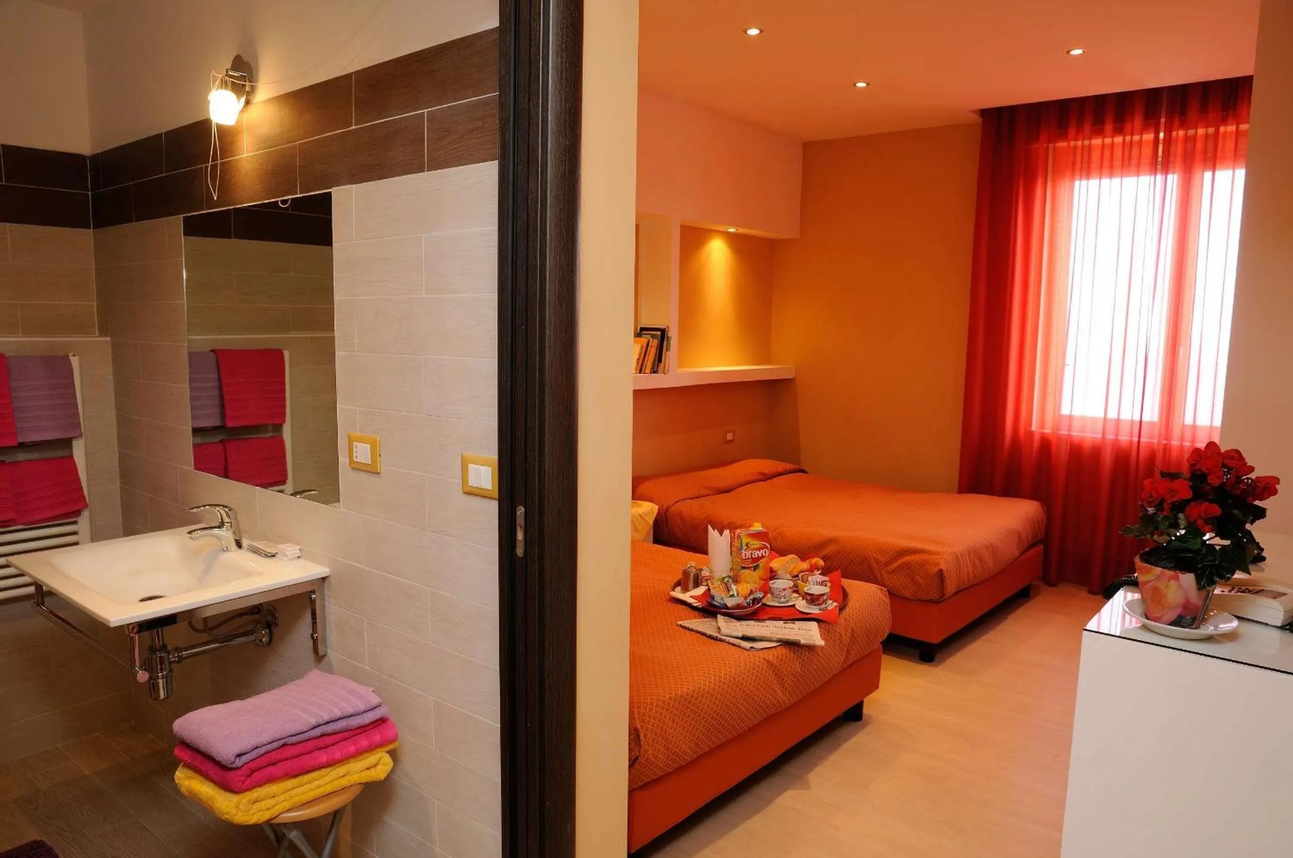 Bathroom, Bed in Hotel Puntabella