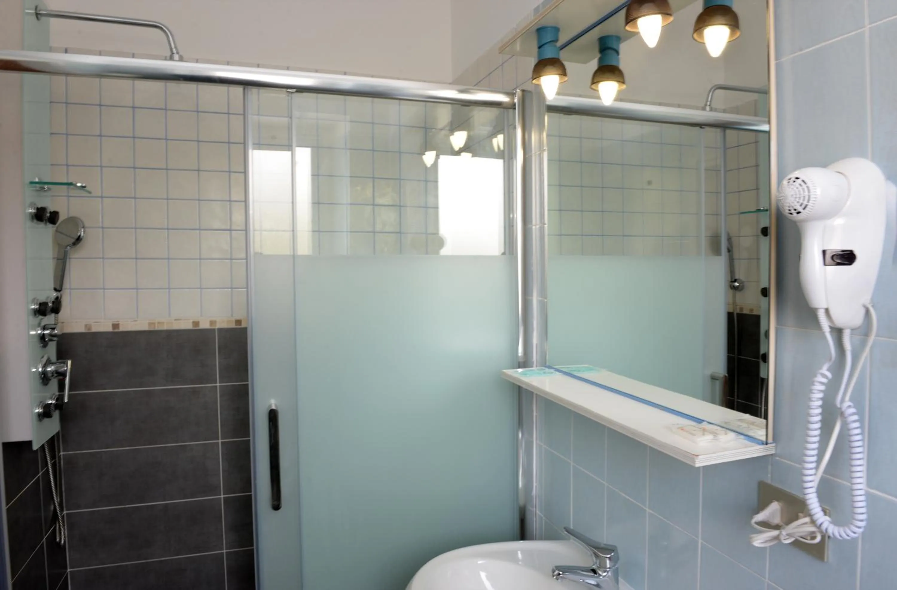 Shower in Hotel Puntabella