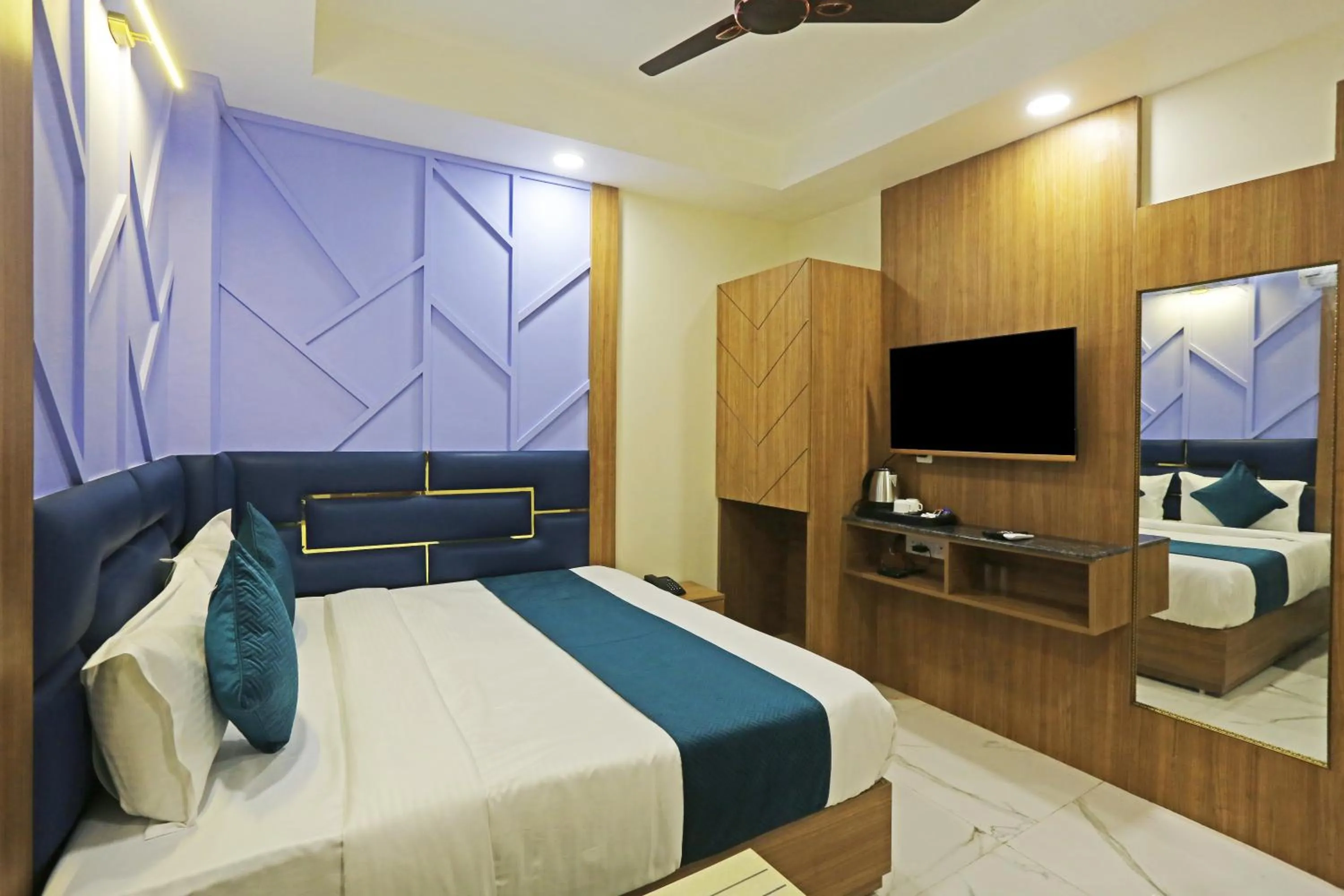 Communal lounge/ TV room, Bed in Hotel Nova Inn Near Delhi Airport