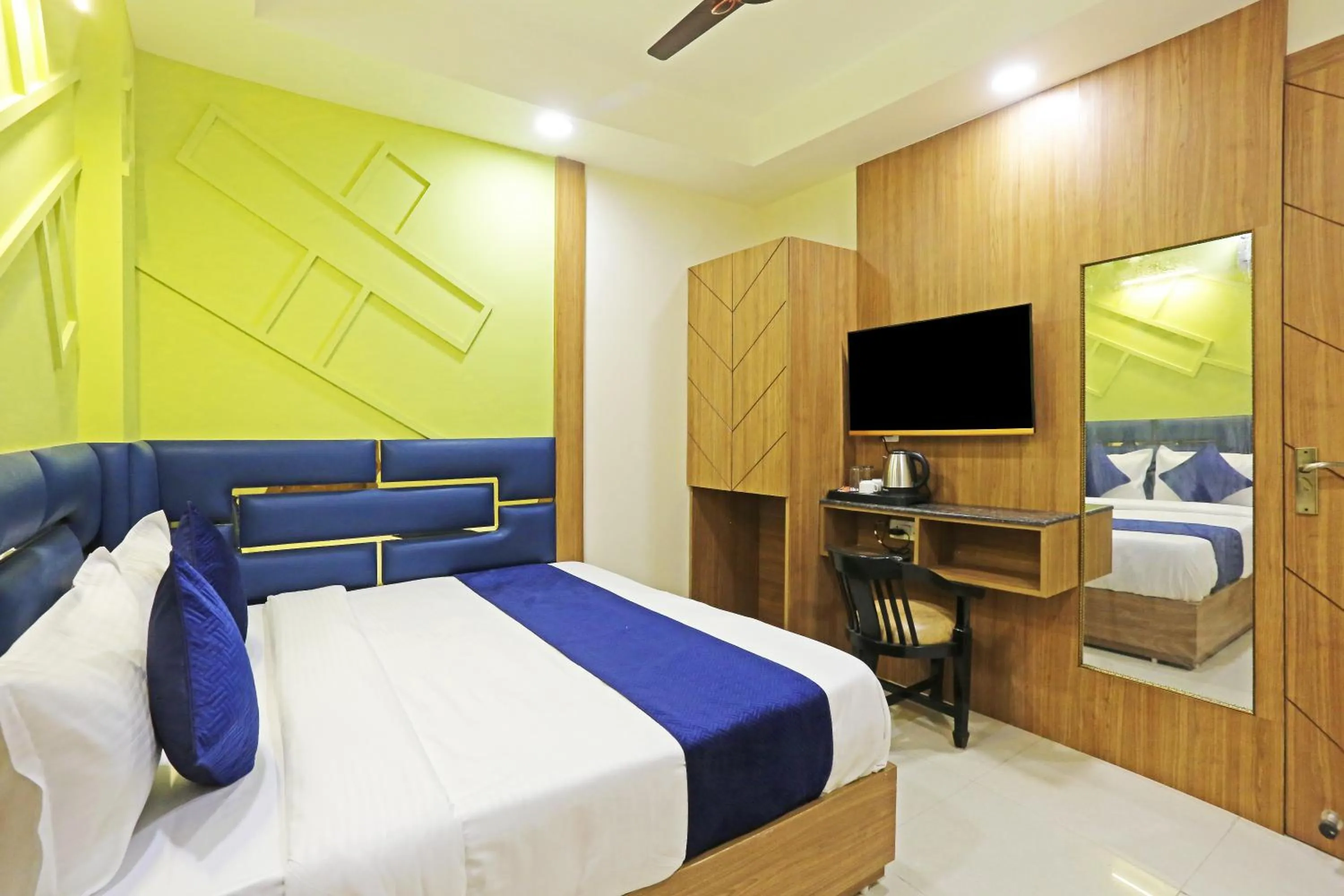 Communal lounge/ TV room, Bed in Hotel Nova Inn Near Delhi Airport