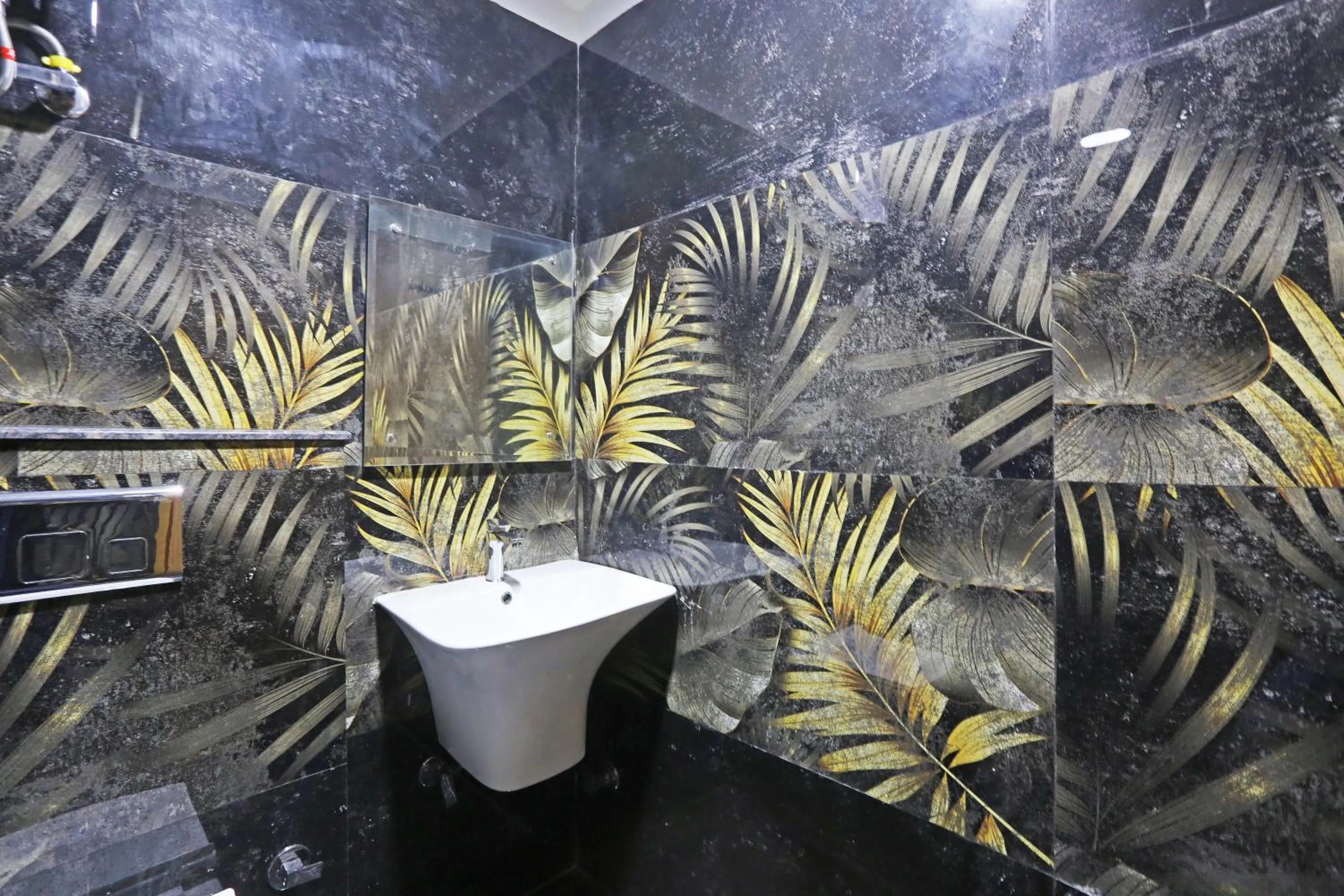 Bathroom in Hotel Nova Inn Near Delhi Airport