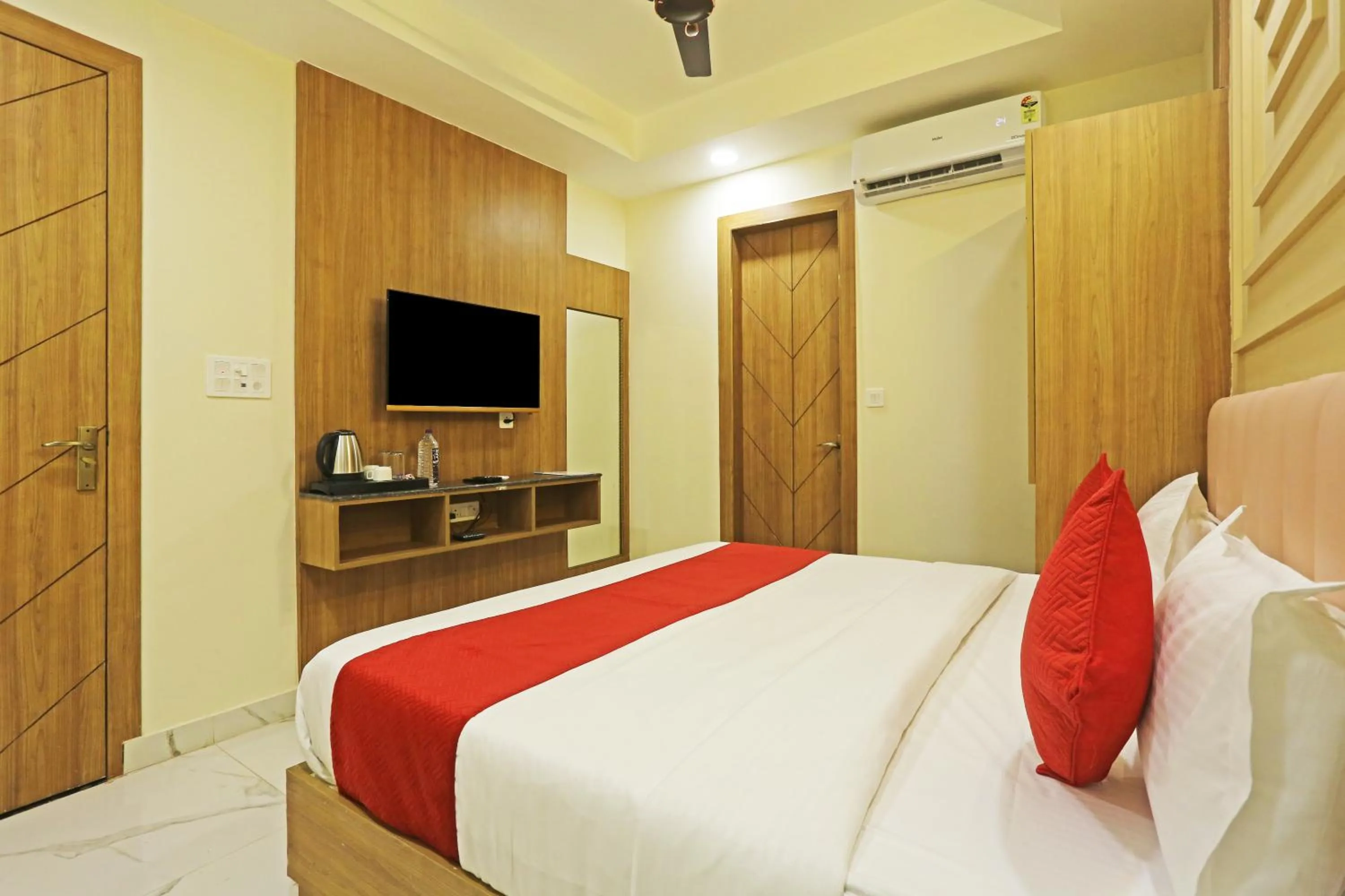 Communal lounge/ TV room, Bed in Hotel Nova Inn Near Delhi Airport