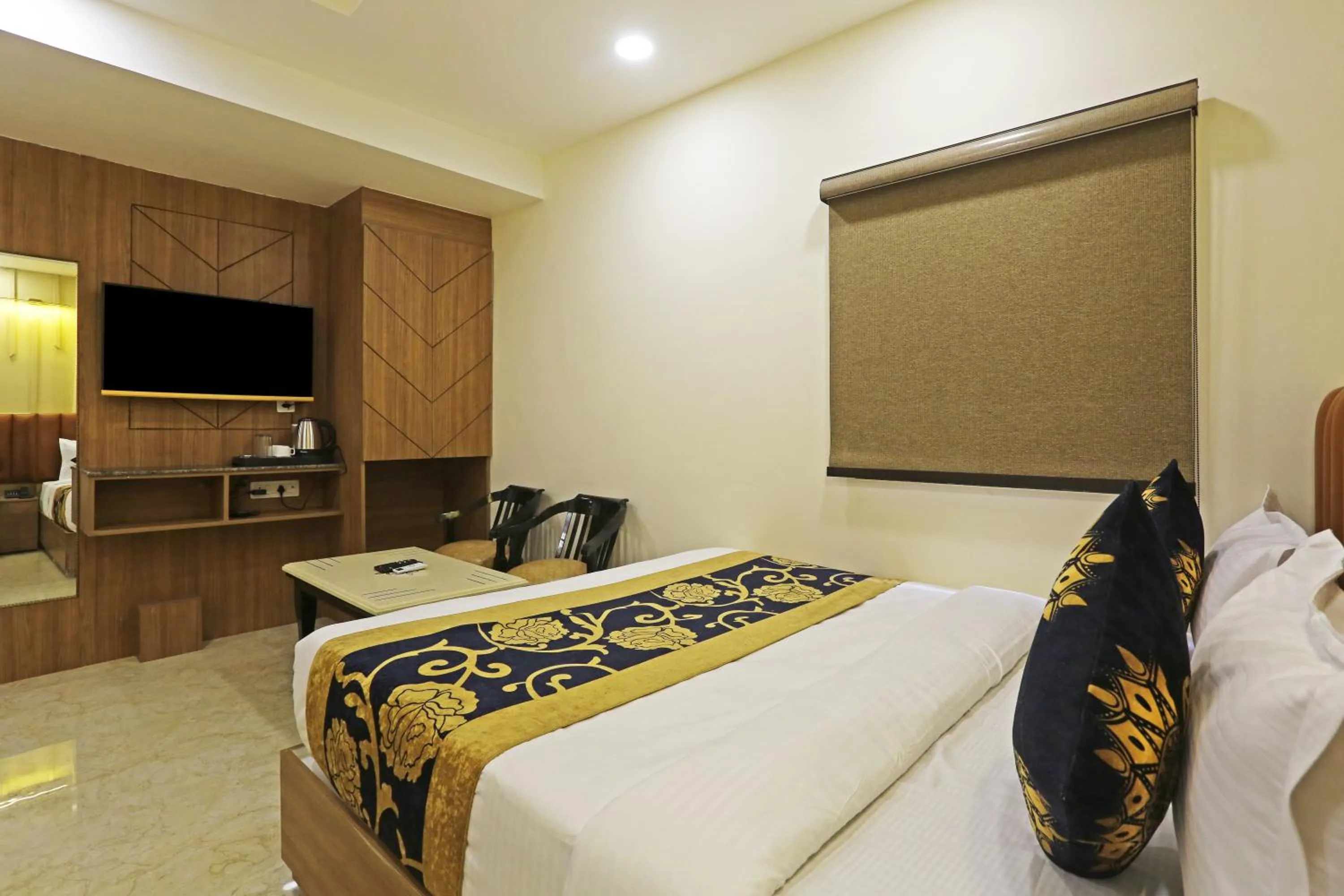 Communal lounge/ TV room, Bed in Hotel Nova Inn Near Delhi Airport