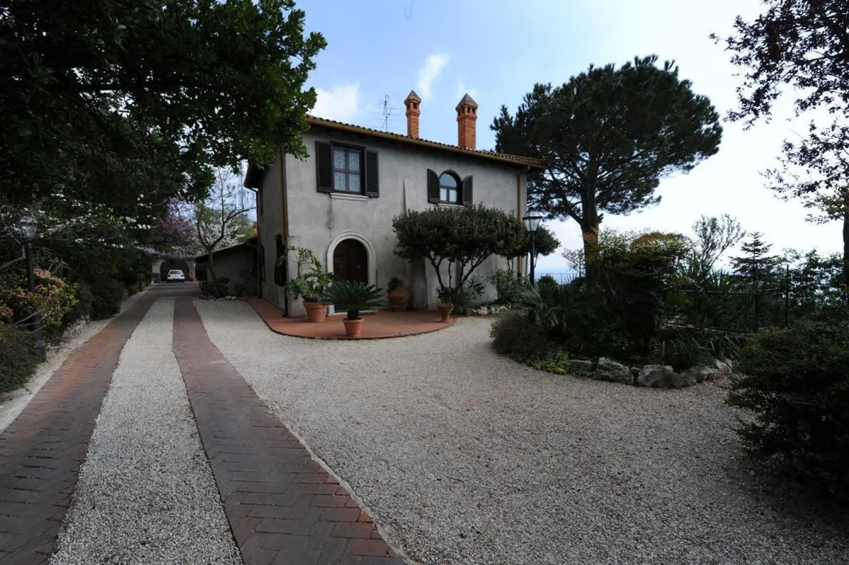 Il Casale villa con piscina e giardino vista mare