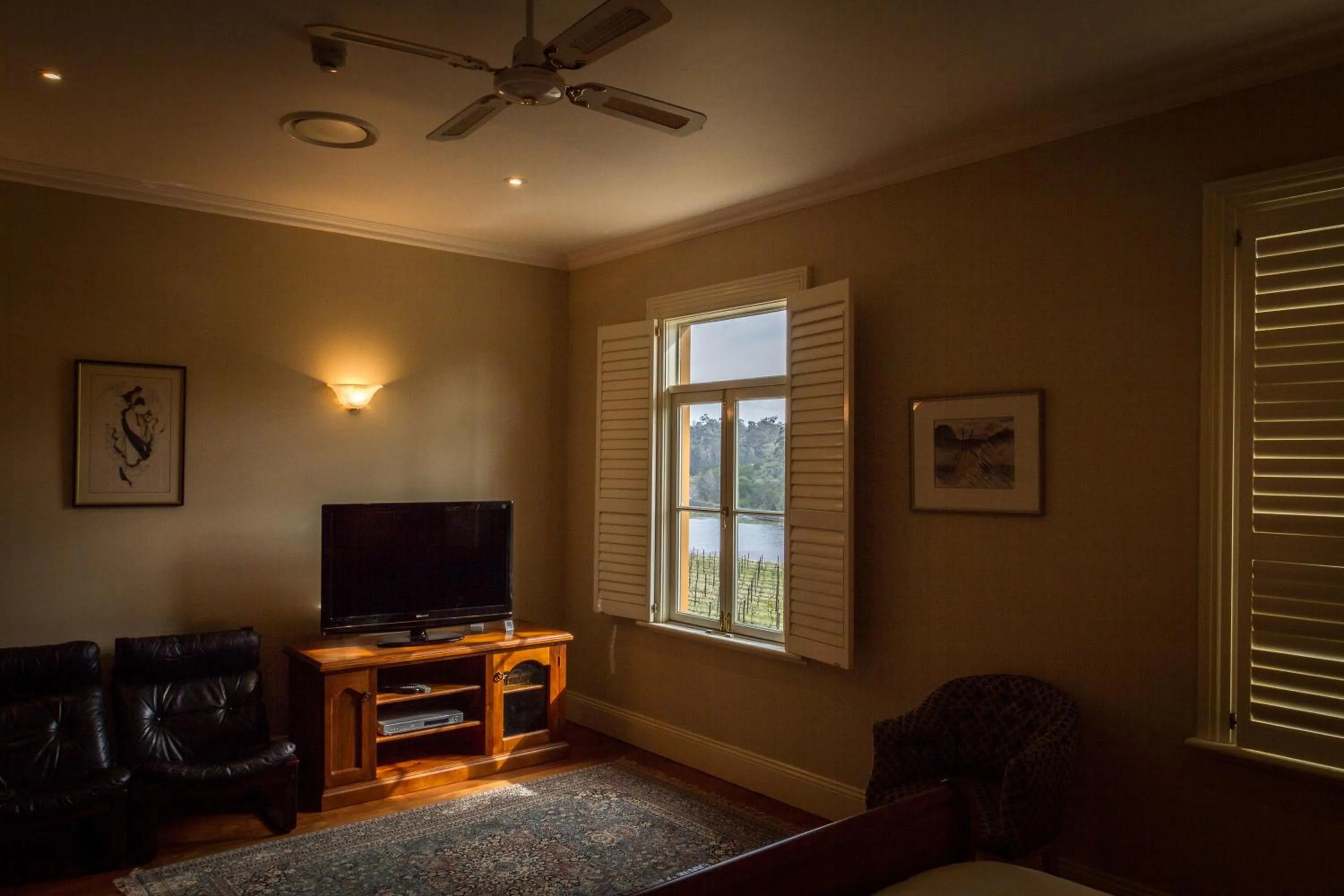 Communal lounge/ TV room in Tizzana Winery Bed and Breakfast