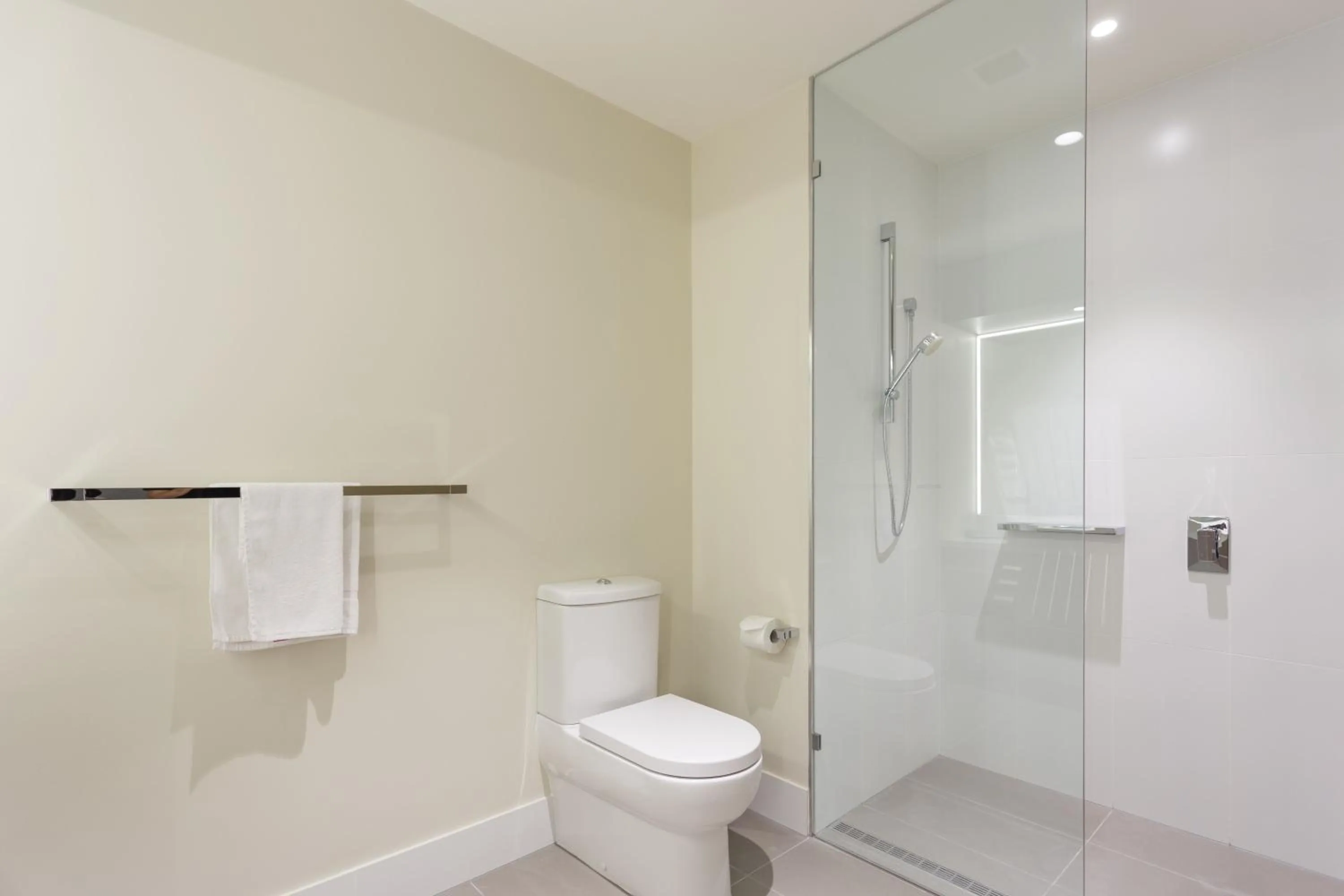 Bathroom in Calamvale Hotel Suites and Conference Centre
