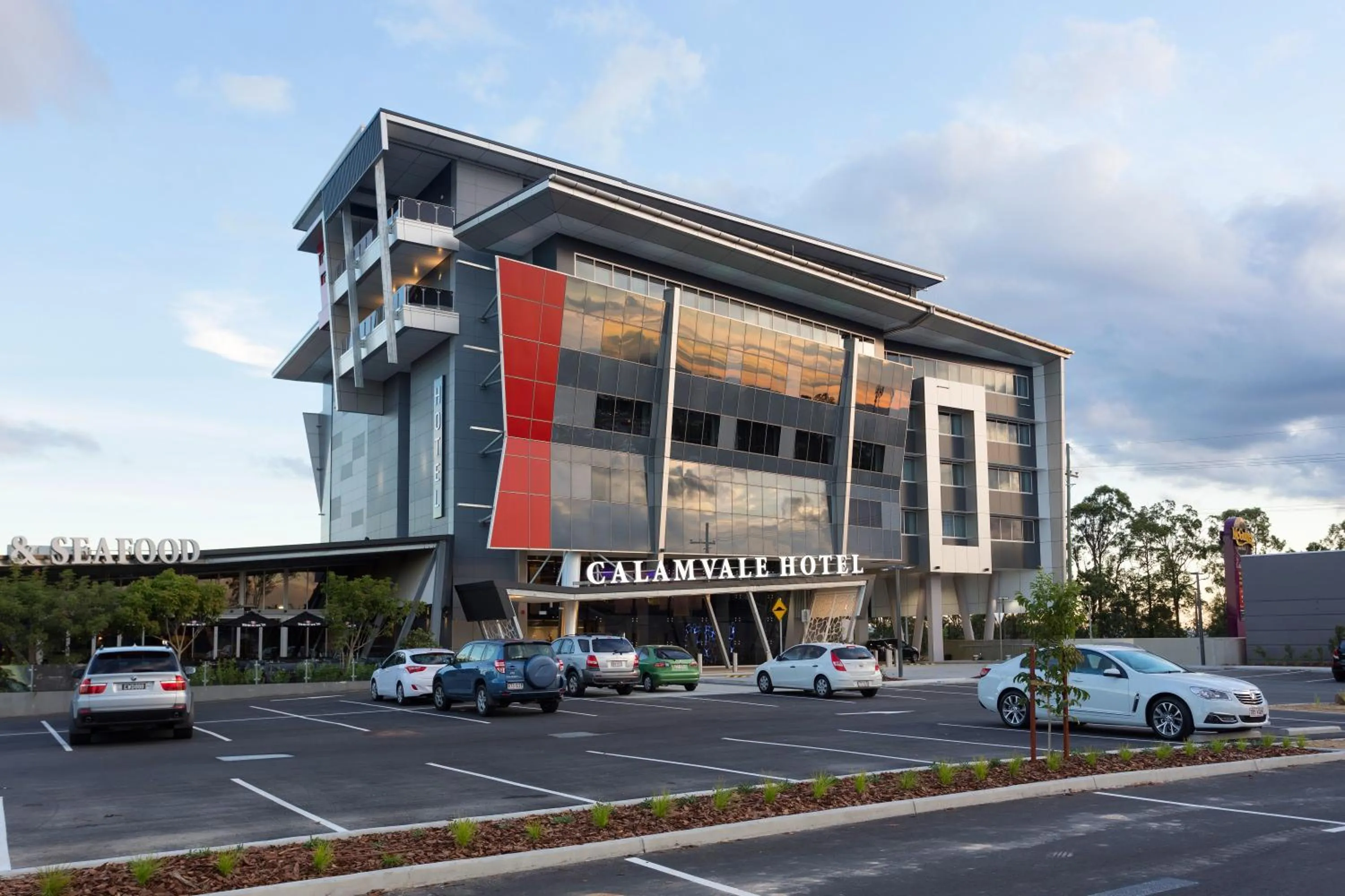 Facade/entrance in Calamvale Hotel Suites and Conference Centre