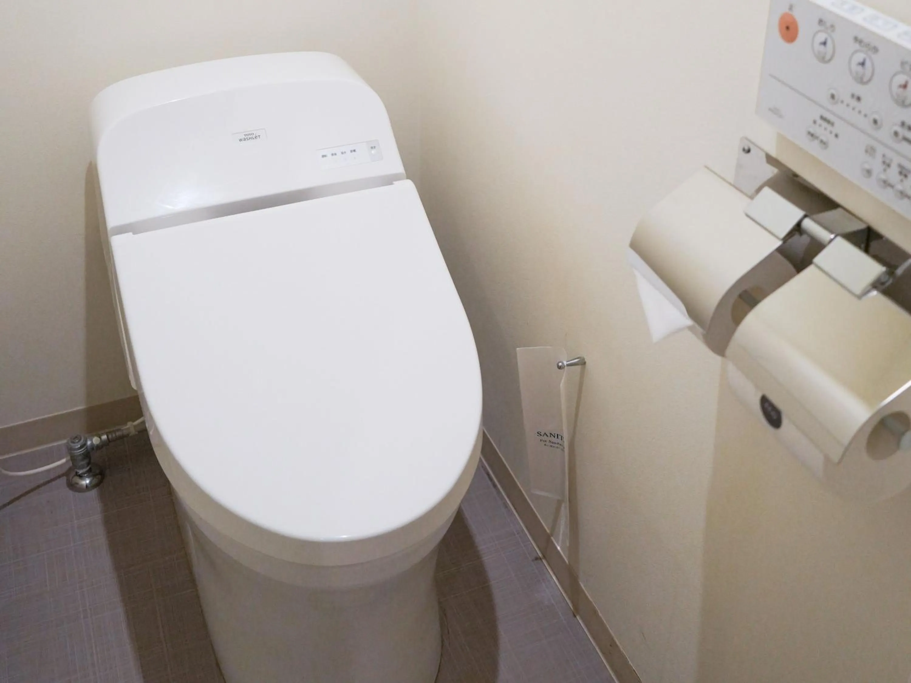 Toilet in Rembrandt Style Yokohama Sakuragicho