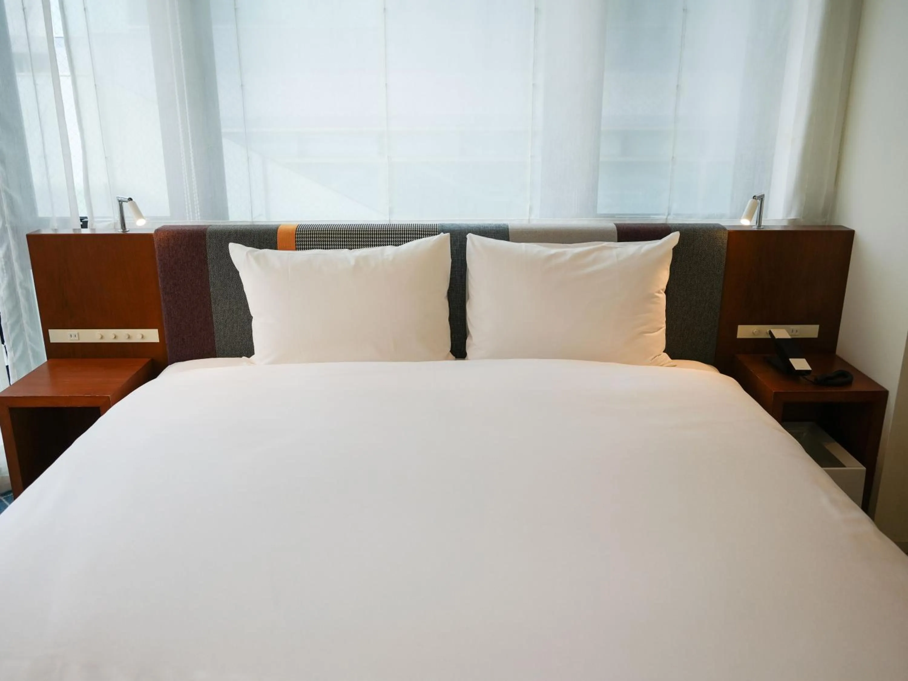 Bedroom, Bed in Rembrandt Style Yokohama Sakuragicho