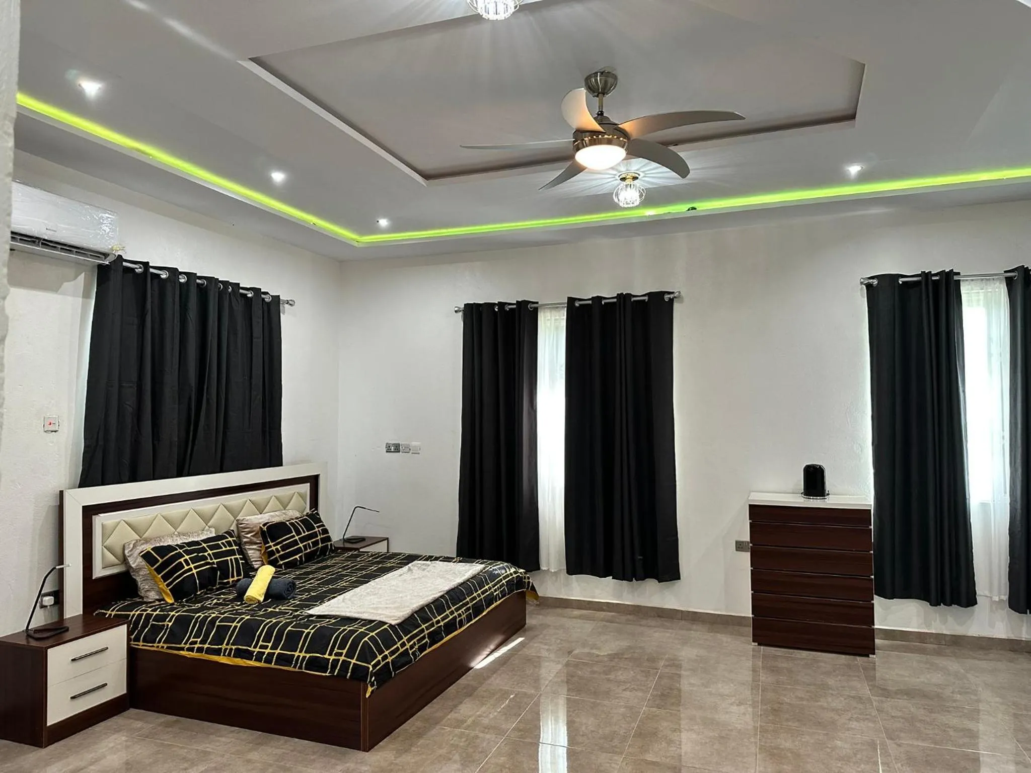 Bed in Nanani Luxury Villa