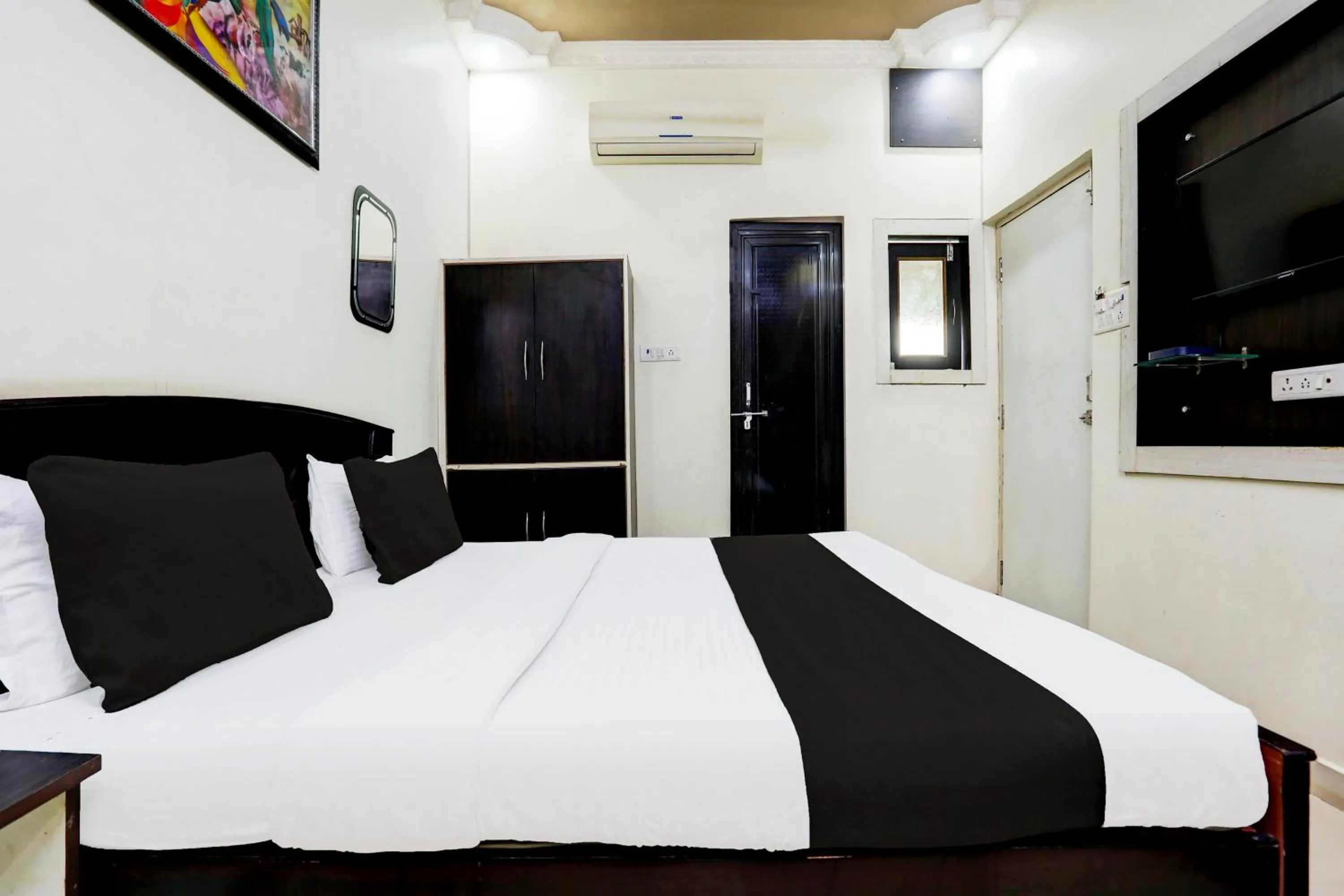 Bedroom in HOTEL O ORVIN INN