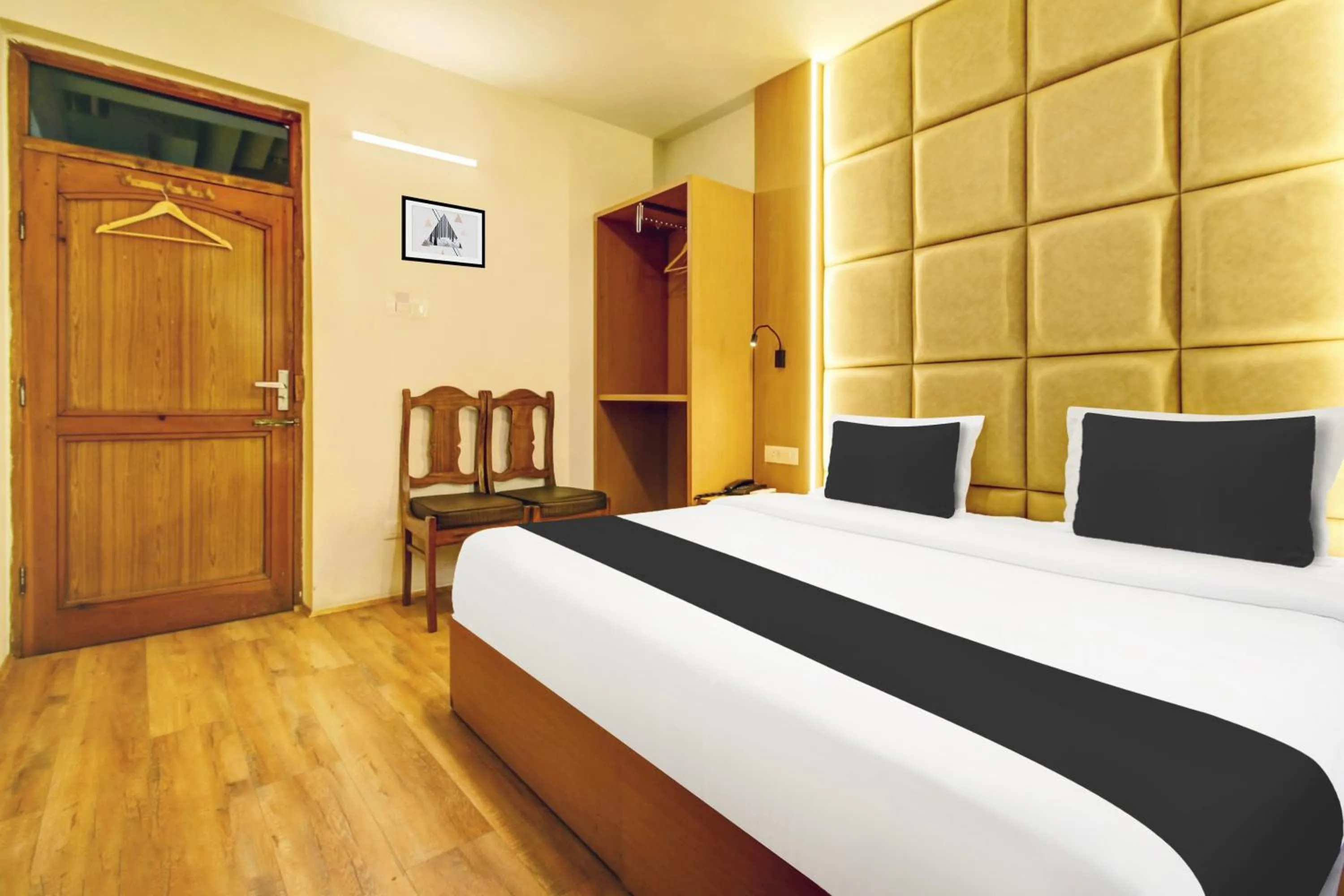 Bedroom, Bed in Super Townhouse Rajbagh Formerly Hotel Modern